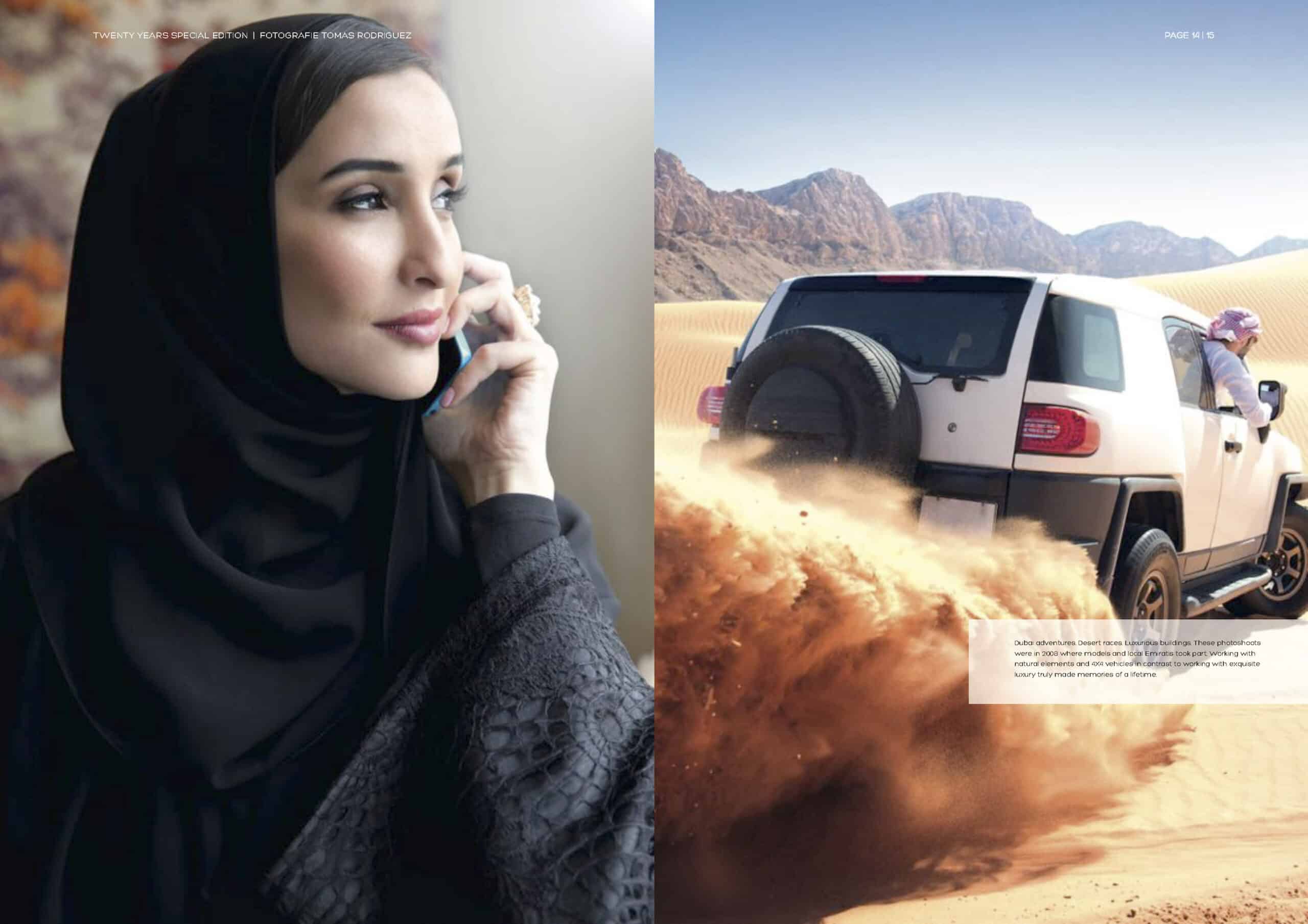 Eine Frau mit Hijab telefoniert nachdenklich mit ihrem Handy. Gegenüber rast ein Geländewagen durch die Wüste und wirbelt eine Sandspur auf. © Fotografie Tomas Rodriguez