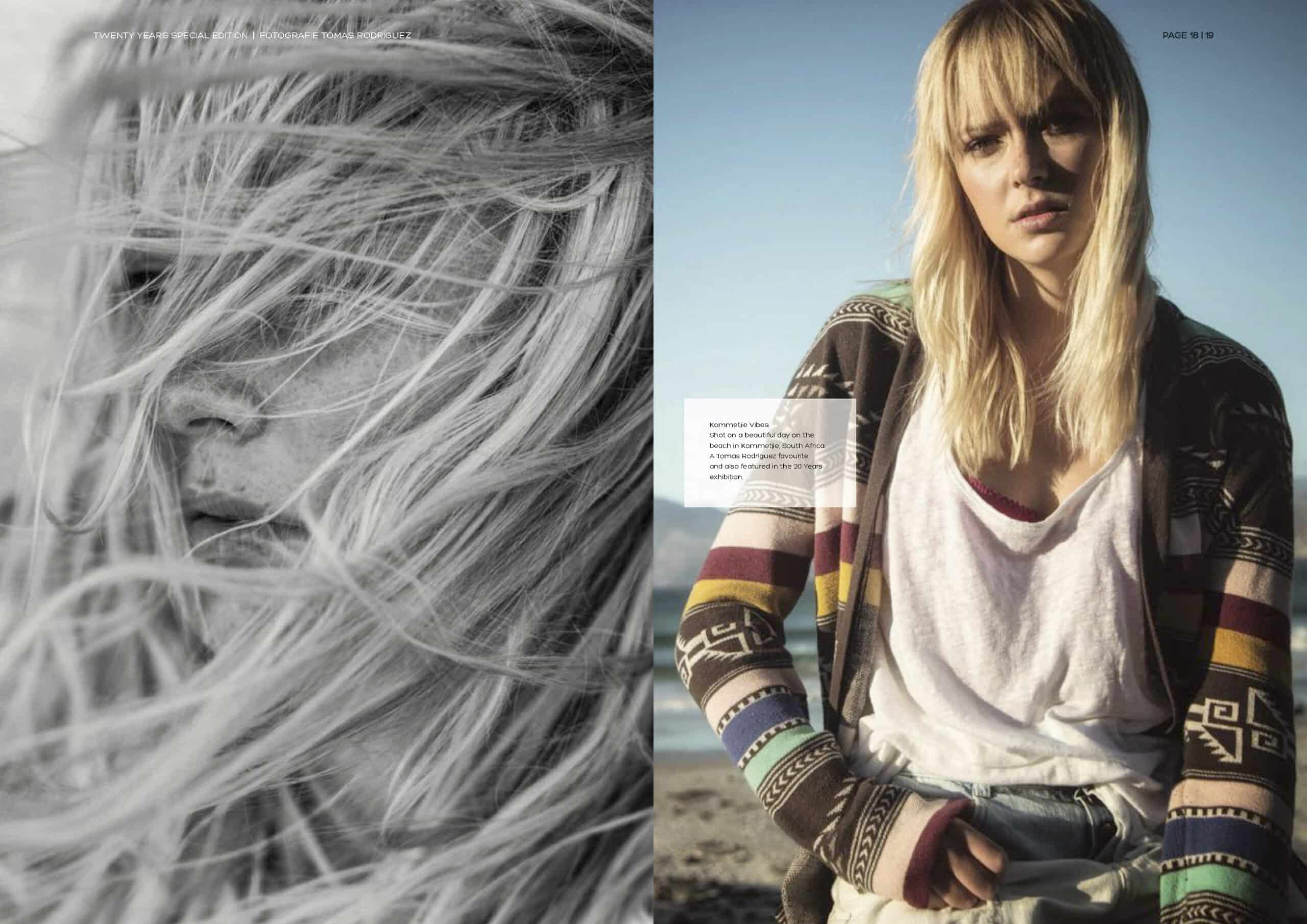 Eine Zeitschriftenstrecke mit zwei Bildern einer Frau: Links eine Nahaufnahme ihres Gesichts mit vom Wind zerzausten Haaren in Monochrom, und rechts ist sie in Farbe zu sehen, leger gekleidet in einem mehrlagigen, gemusterten Outfit an einem Strand. © Fotografie Tomas Rodriguez