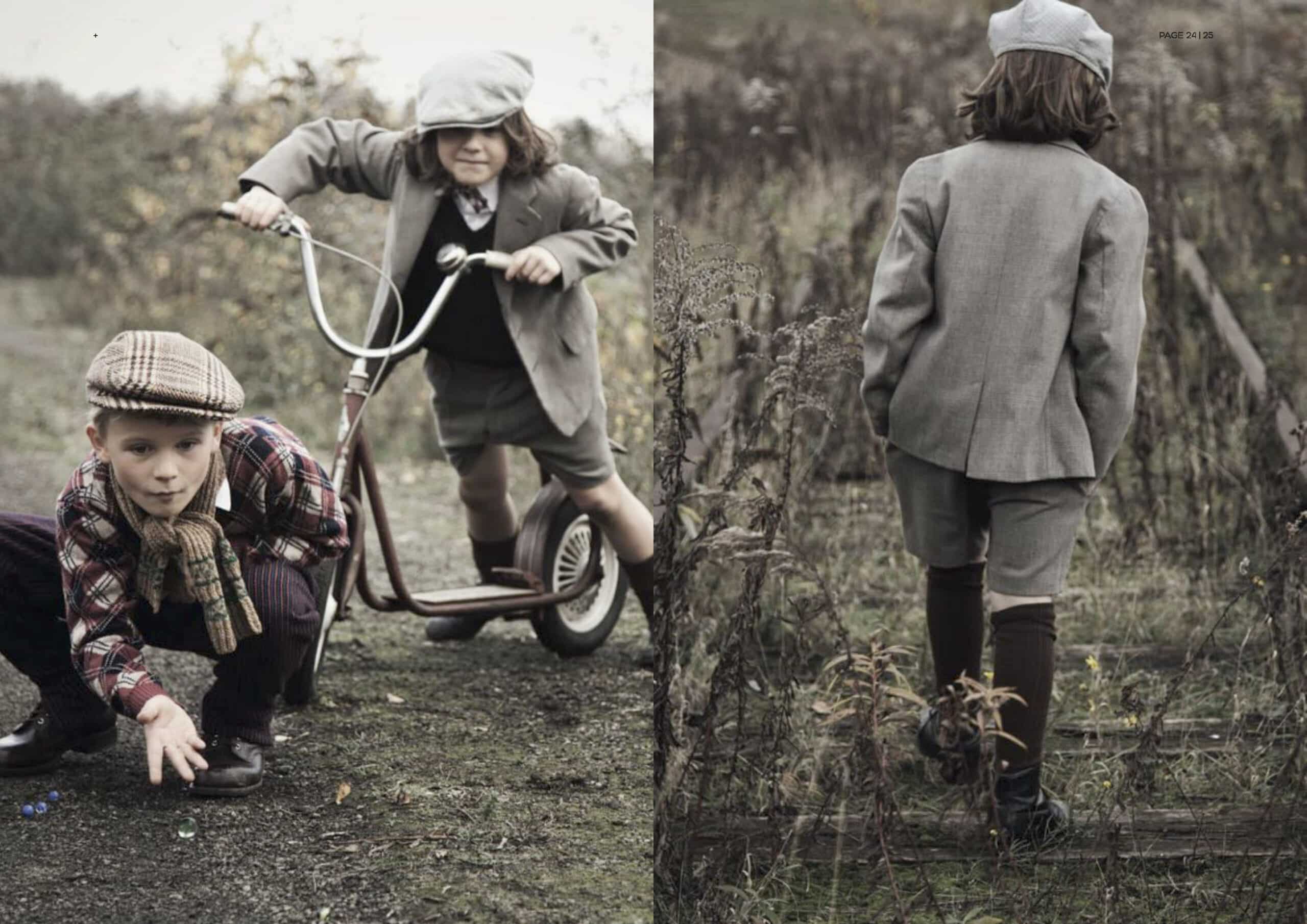 Zwei Kinder in Vintage-Kleidung spielen im Freien. Eines hockt an der Startlinie und ist bereit zum Rennen, das andere sitzt auf einem klassischen Roller und ist bereit loszufahren. Die Szene spielt in einer rustikalen, natürlichen Umgebung. © Fotografie Tomas Rodriguez