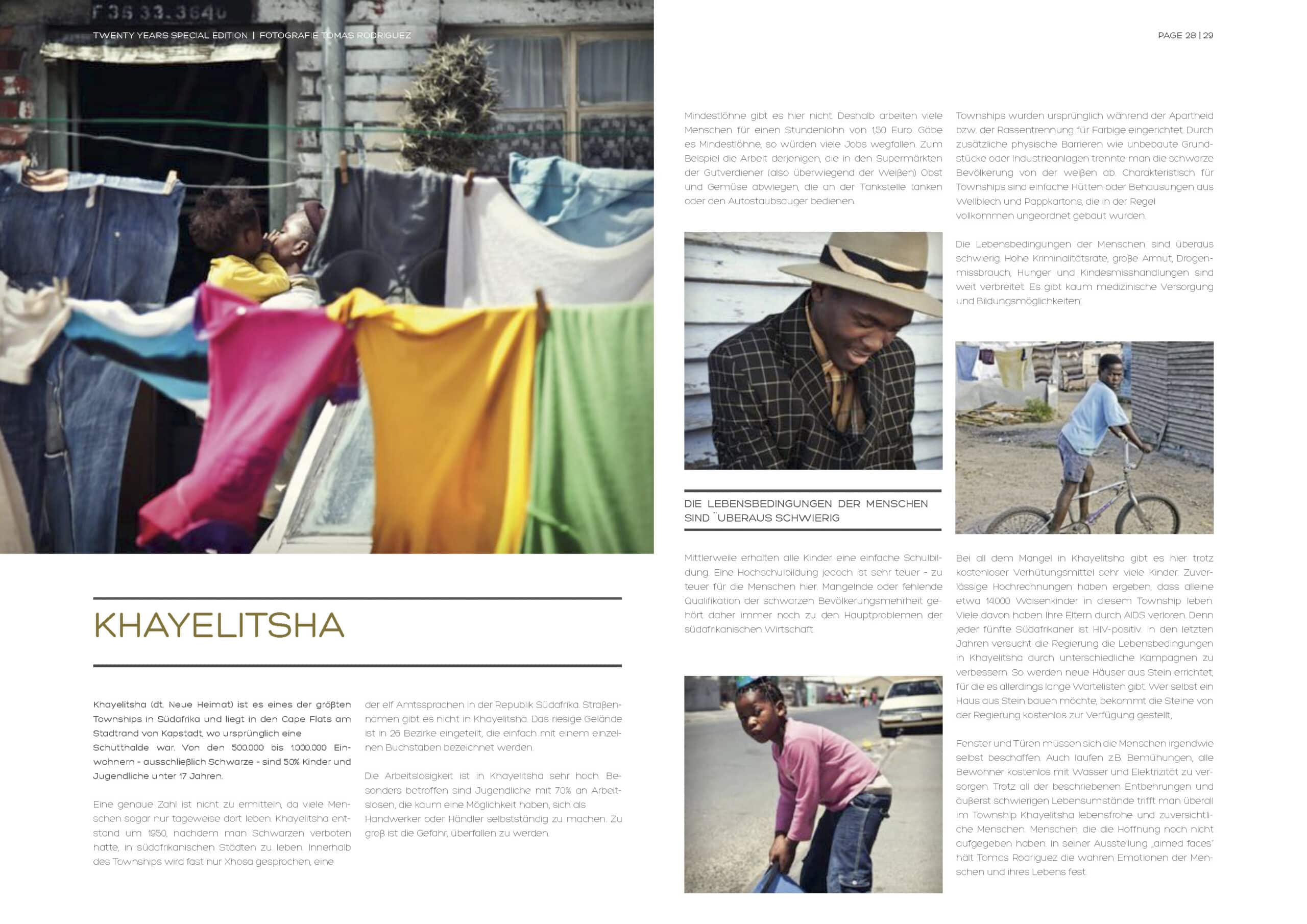 Eine Collage in einer Zeitschriftenstrecke mit Bildern einer lebendigen Township-Szene; auf einem ist ein Kind zu sehen, das fröhlich zwischen hängender Wäsche spielt, auf dem anderen ein Mann, der einen Einkaufswagen über eine staubige Straße schiebt. © Fotografie Tomas Rodriguez