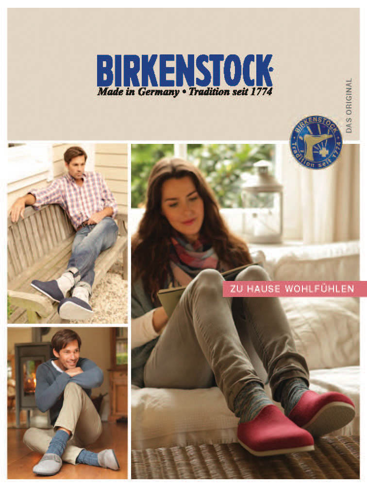 Werbung für Birkenstock-Schuhe, die drei Personen zeigt, die die Schuhe in gemütlicher häuslicher Umgebung bequem tragen, mit dem Markenlogo und Text oben. © Fotografie Tomas Rodriguez
