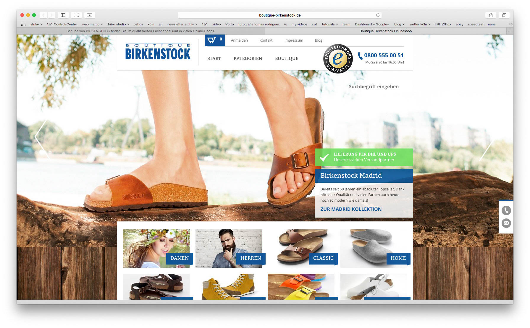Ein Screenshot der Birkenstock-Website, der verschiedene Sandalenoptionen zeigt. Die Seite zeigt als Hauptbild eine Frau in orangefarbenen Sandalen an einem See, darunter weitere Sandalenbilder und -kategorien. © Fotografie Tomas Rodriguez
