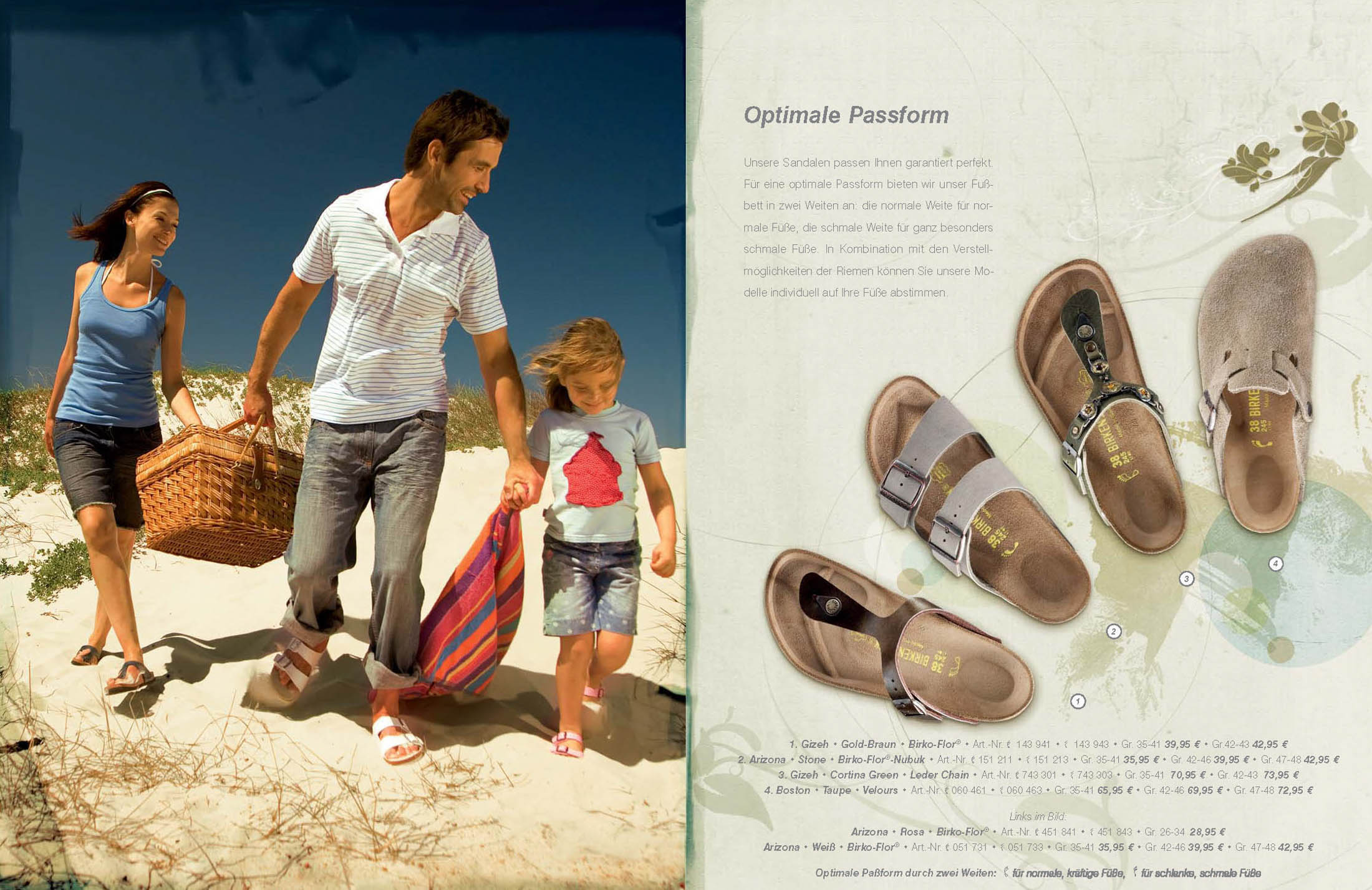 Eine dreiköpfige Familie, ein Mann, eine Frau und ein kleiner Junge, gehen gemeinsam mit Strandausrüstung an einem Sandstrand spazieren. Auf der rechten Seite des Bildes ist eine Werbung für Sandalen zu sehen. © Fotografie Tomas Rodriguez