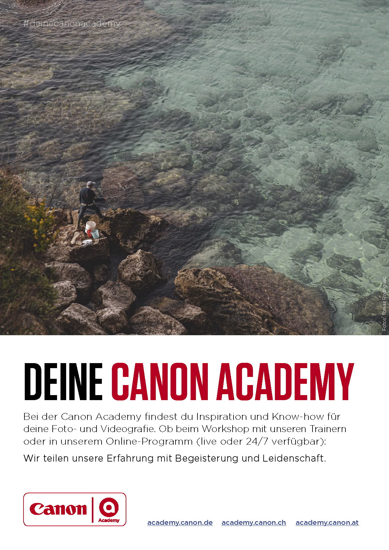 Luftaufnahme einer Person, die allein in einer felsigen Landschaft steht, umgeben von einem strukturierten Meer. Ein Werbeplakat für die Canon Academy mit deutschem Text. © Fotografie Tomas Rodriguez