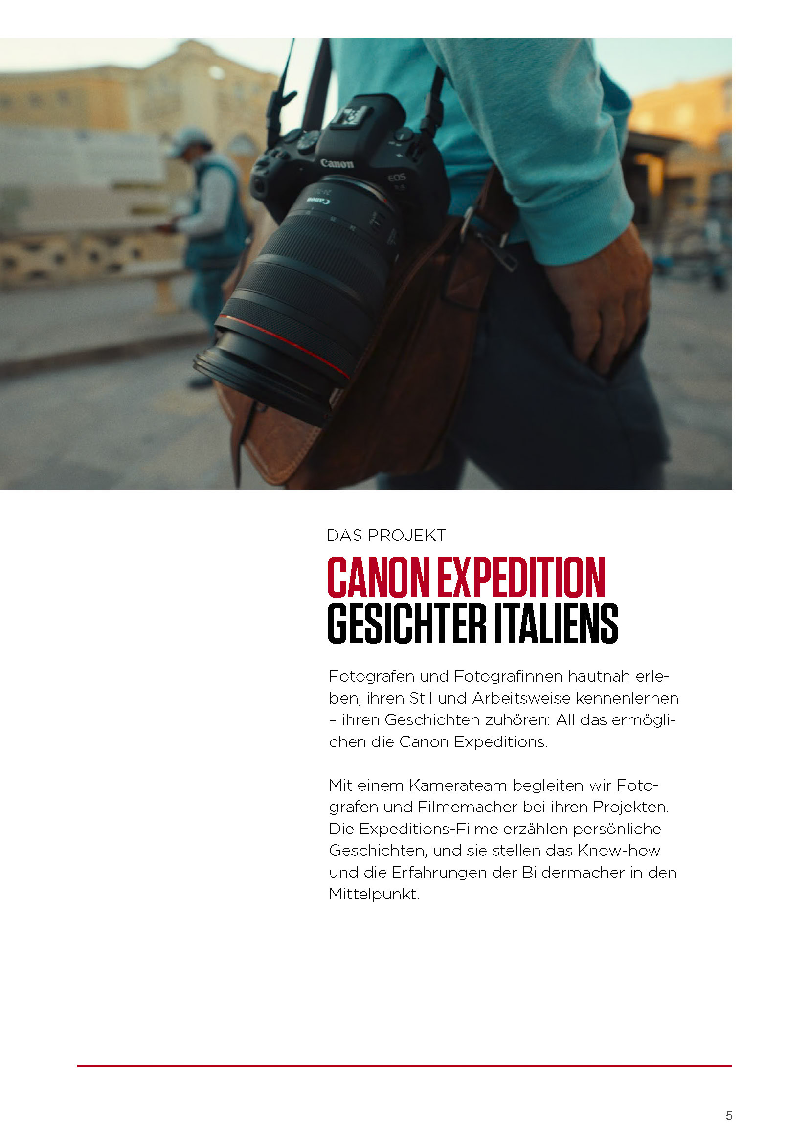 Eine Person hält eine Canon-Kamera, wobei der Fokus auf der Kamera und ihrer legeren Kleidung liegt, vor einem städtischen Hintergrund. Außerdem ist ein Dokument zu sehen, das das Projekt „Canon Expedition Faces of Italy“ beschreibt. © Fotografie Tomas Rodriguez