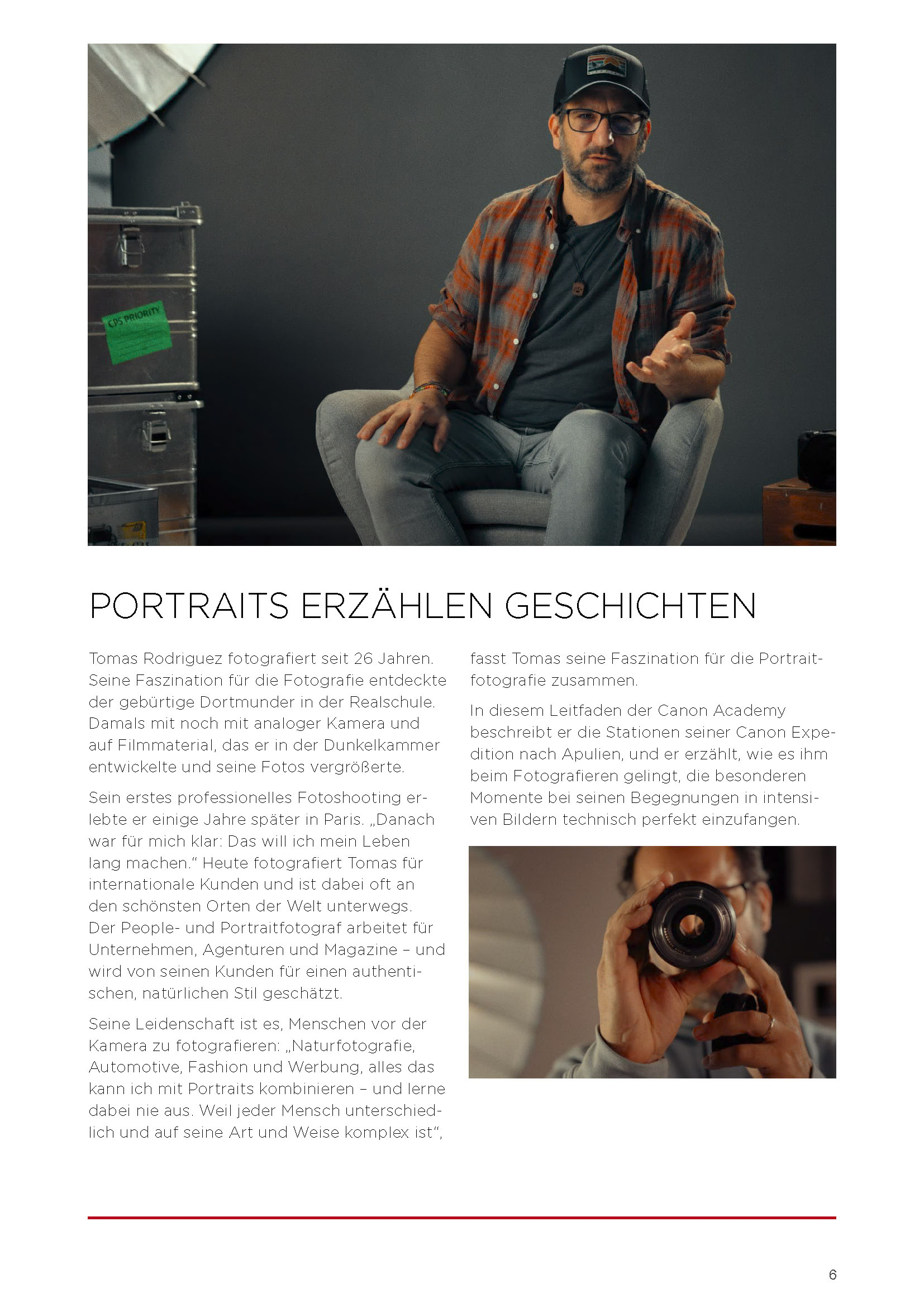 Mann sitzt an einem Tisch und hält ein Kameraobjektiv in der Hand, blickt nachdenklich hinaus. Er trägt eine Brille und eine Beanie-Mütze und ist von Fotoausrüstung und Zeitschriften umgeben. Nachdenkliche und professionelle Atmosphäre. © Fotografie Tomas Rodriguez