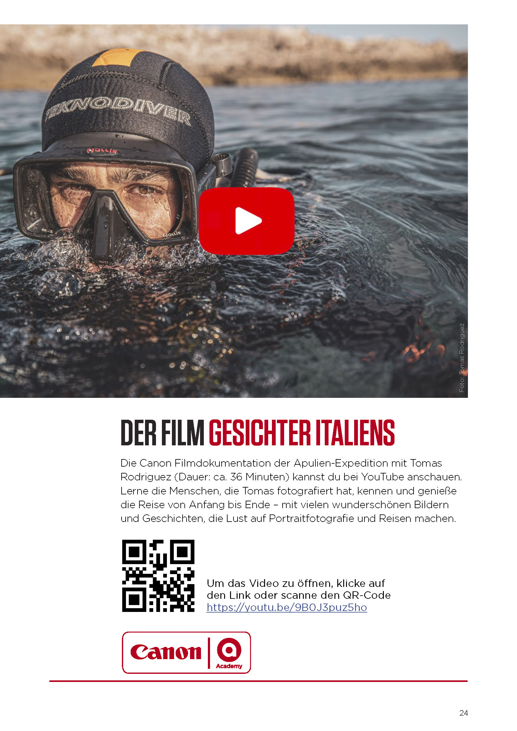 Das Bild zeigt eine Nahaufnahme einer Person, die eine Schnorchelmaske mit dem Wort „Candom“ auf dem Band trägt und teilweise im Wasser versunken ist. Eine Wiedergabetaste zeigt einen Videolink zu einem Film mit dem Titel „Der Film Gesichter Italiens“. © Fotografie Tomas Rodriguez