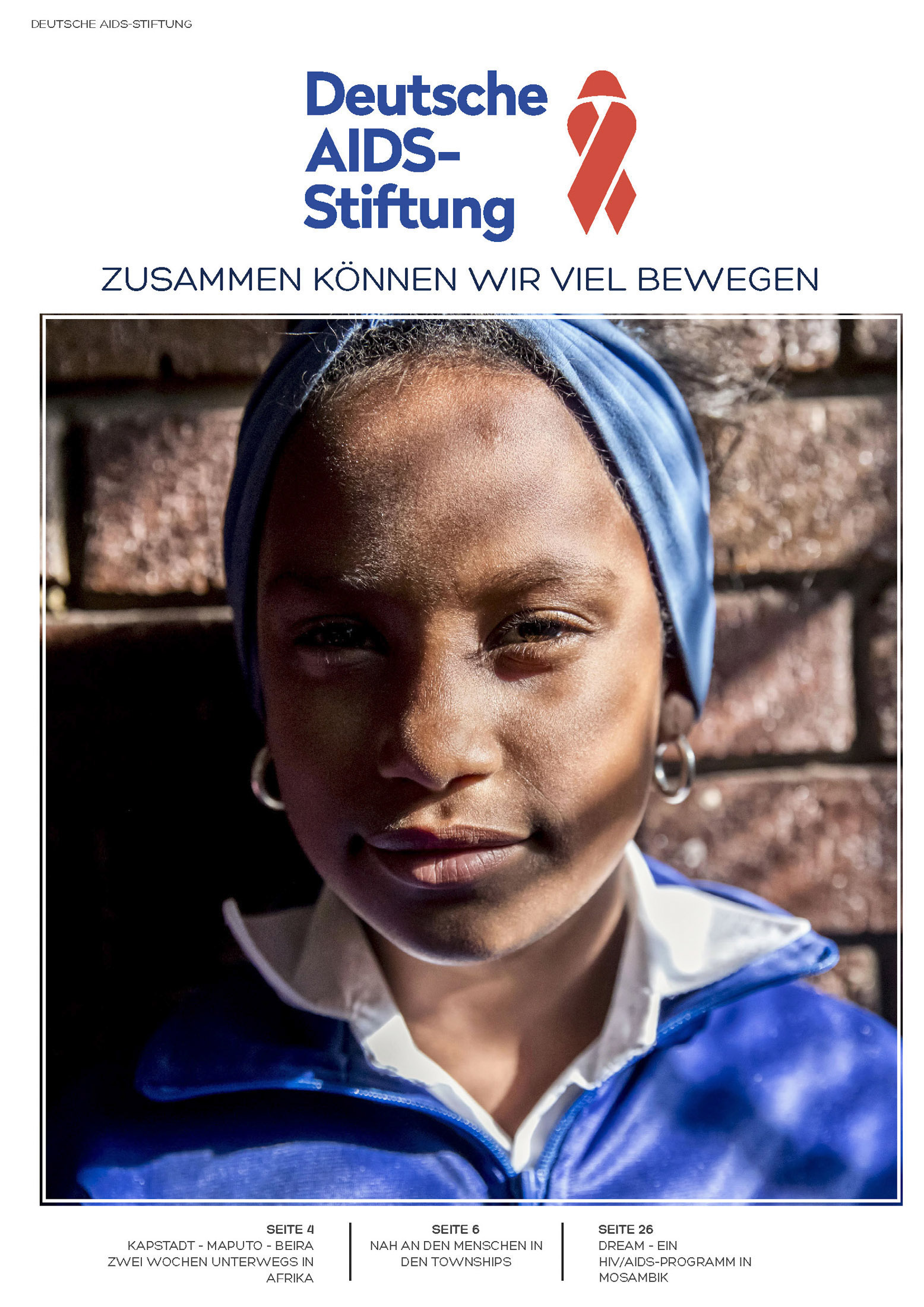 Ein Poster der Deutschen Aids-Stiftung mit der Nahaufnahme einer jungen Frau mit blauem Kopftuch vor einer Backsteinmauer und Texten in deutscher Sprache, die für Aids-Aufklärung und -Unterstützung werben. © Fotografie Tomas Rodriguez