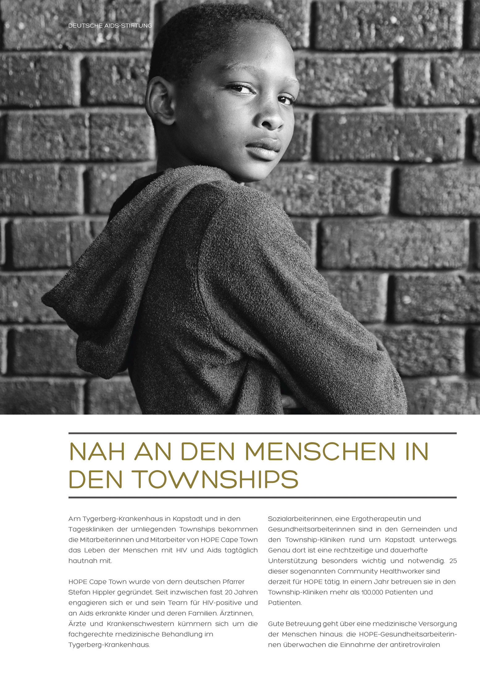 Ein Schwarzweißbild eines kleinen Jungen im Profil, der über seine Schulter blickt, eine Strickmütze trägt und einen ernsten Gesichtsausdruck hat, mit einem deutschen Text über soziale Dienste in Townships. © Fotografie Tomas Rodriguez