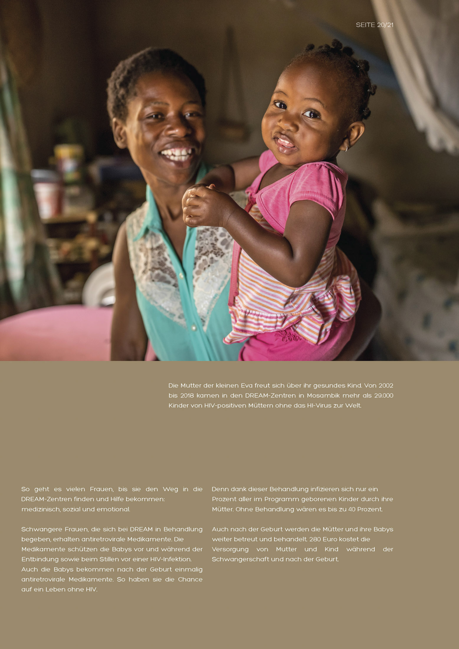 Eine fröhliche afrikanische Mutter und ihre kleine Tochter lächeln in einer gemütlichen Inneneinrichtung in die Kamera. Das Kind, das von seiner Mutter gehalten wird, sieht verspielt und glücklich aus. © Fotografie Tomas Rodriguez