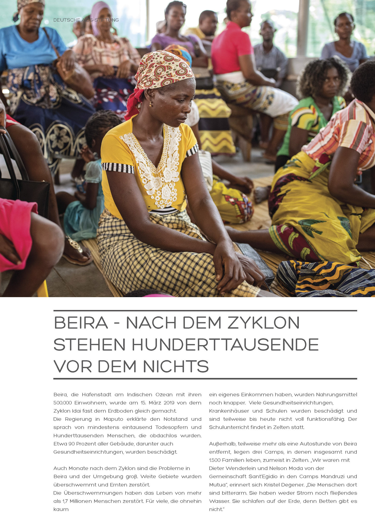 Das Bild zeigt eine Gruppe afrikanischer Frauen, die an einem Treffen teilnehmen. Einige von ihnen tragen farbenfrohe, traditionelle Kleidung. Sie sitzen auf Plastikstühlen und hören im Freien aufmerksam zu. © Fotografie Tomas Rodriguez