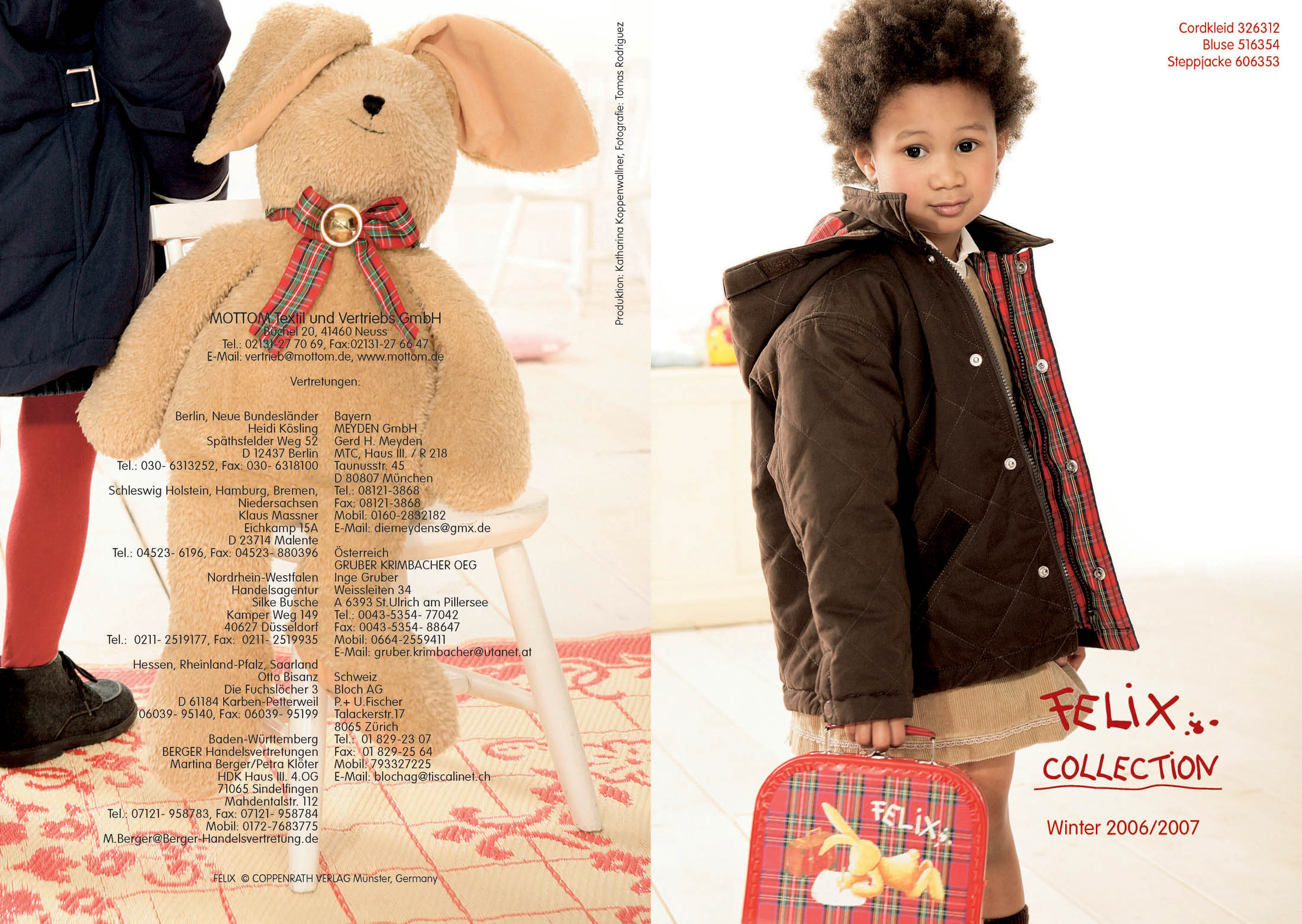 Ein kleines Kind präsentiert eine schicke braune Jacke und hält einen Rucksack mit bunten Cartoon-Motiven in der Hand. Im Hintergrund ist ein weichgezeichneter Blick auf einen Raum mit warmer Beleuchtung zu sehen. © Fotografie Tomas Rodriguez
