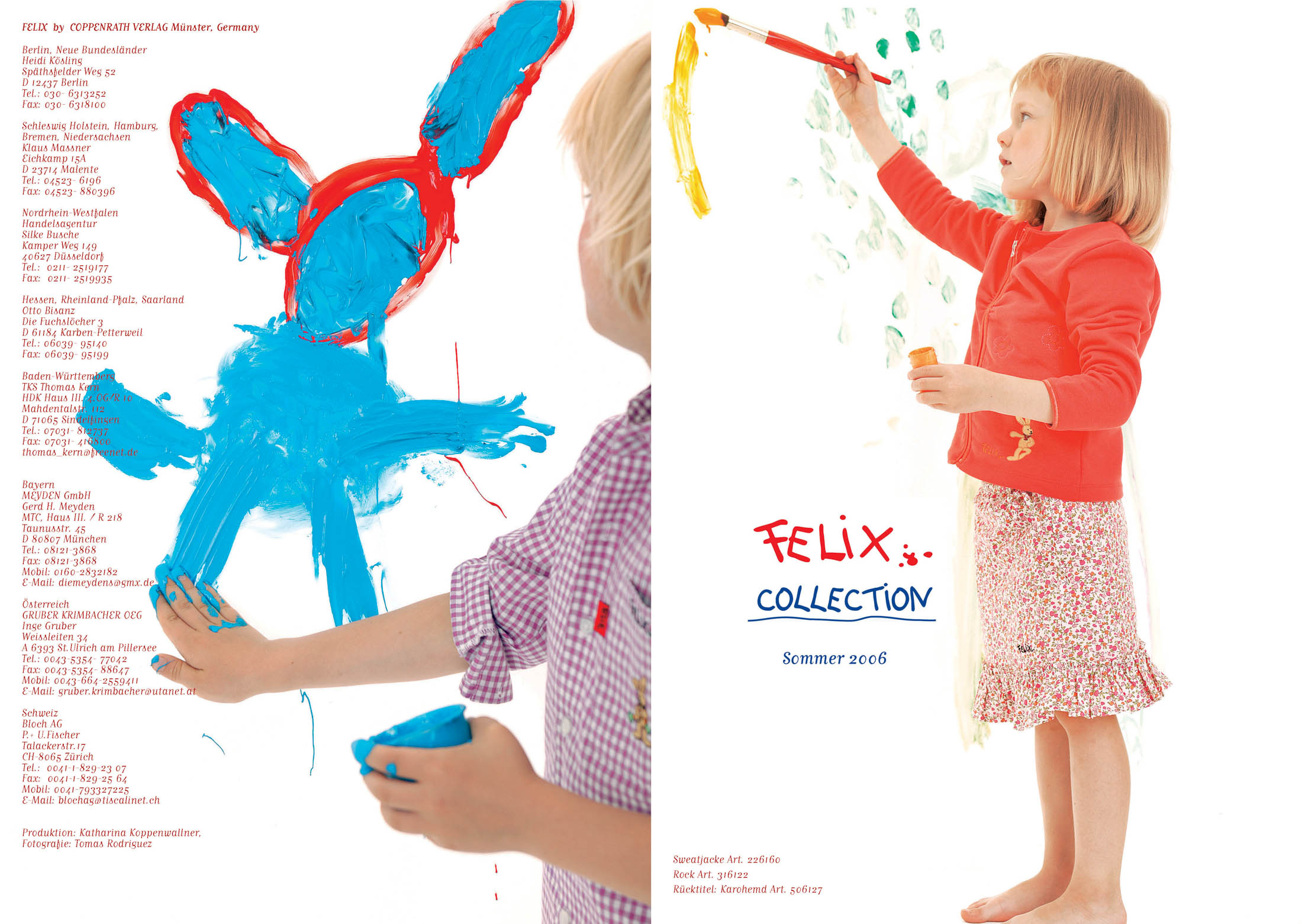 Ein Kind malt eine bunte abstrakte Figur auf eine klare Wand. Im Kontrast dazu steht eine Zeitschriftenseite, auf der ein Kind im Kleid mit einem Pinsel in der Hand zu sehen ist. © Fotografie Tomas Rodriguez