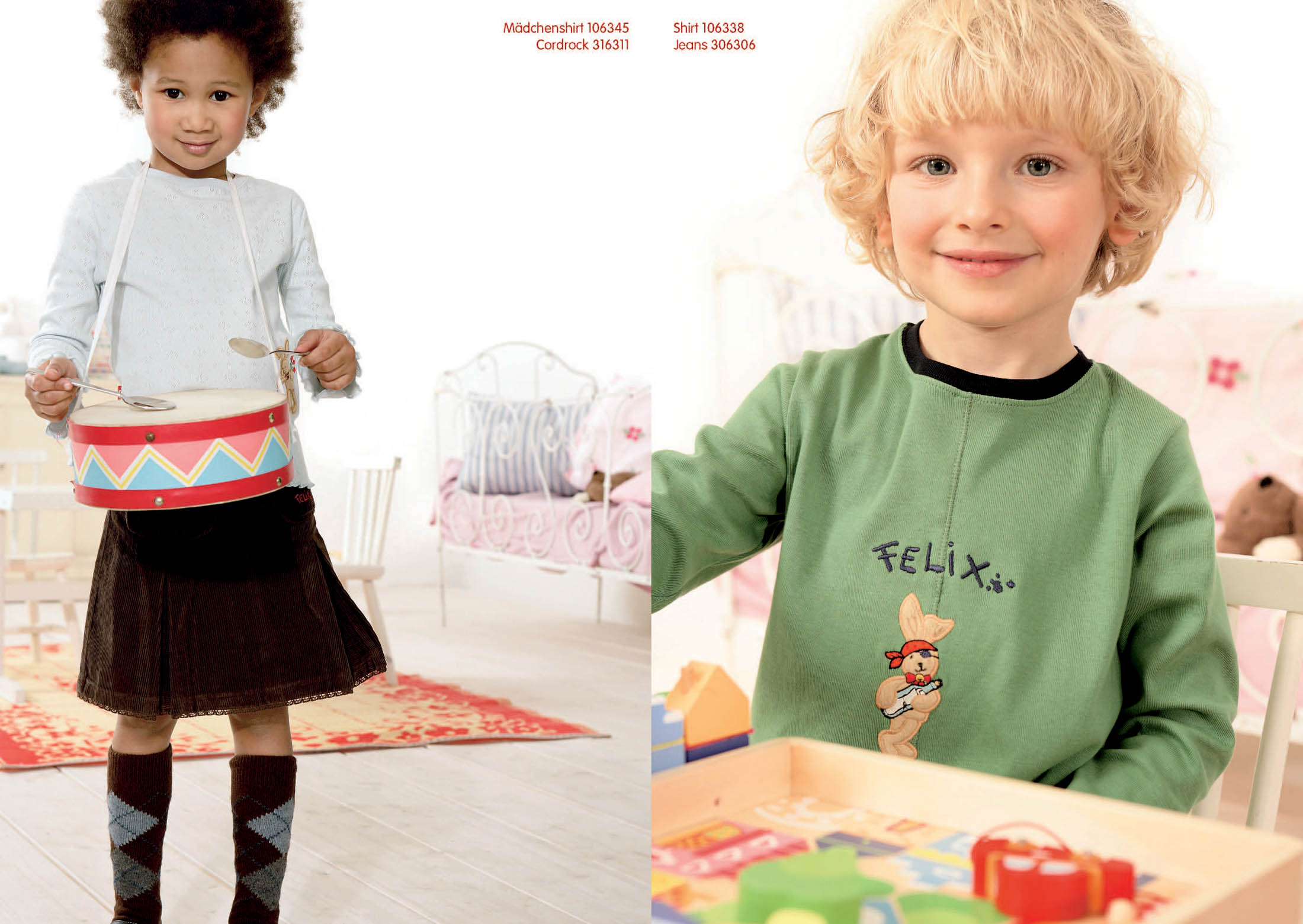 Zwei Kinder in einem hellen Spielzimmer: Ein Mädchen in Strickjacke und Tutu hält eine Trommel und ein Junge in einem T-Shirt mit der Aufschrift „Felix“ und einer Zeichentrickfigur lächelt einen mit Spielzeug gefüllten Tisch an. © Fotografie Tomas Rodriguez