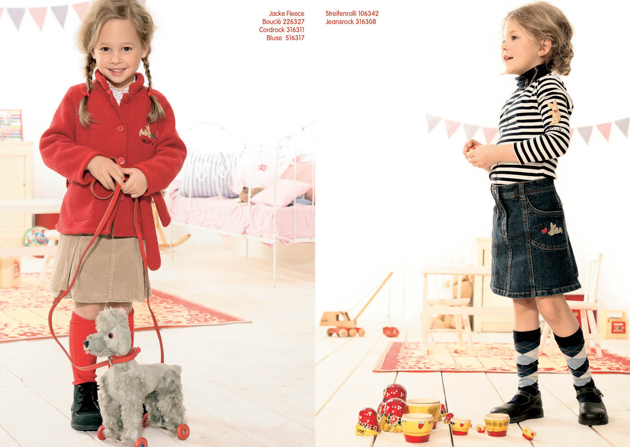 Zwei Bilder von Kindern in einem hell dekorierten Raum. Links zieht ein Mädchen im roten Mantel einen Spielzeughund an der Leine. Rechts steht ein Junge im gestreiften Hemd und Jeansrock neben einem Teeservice. © Fotografie Tomas Rodriguez