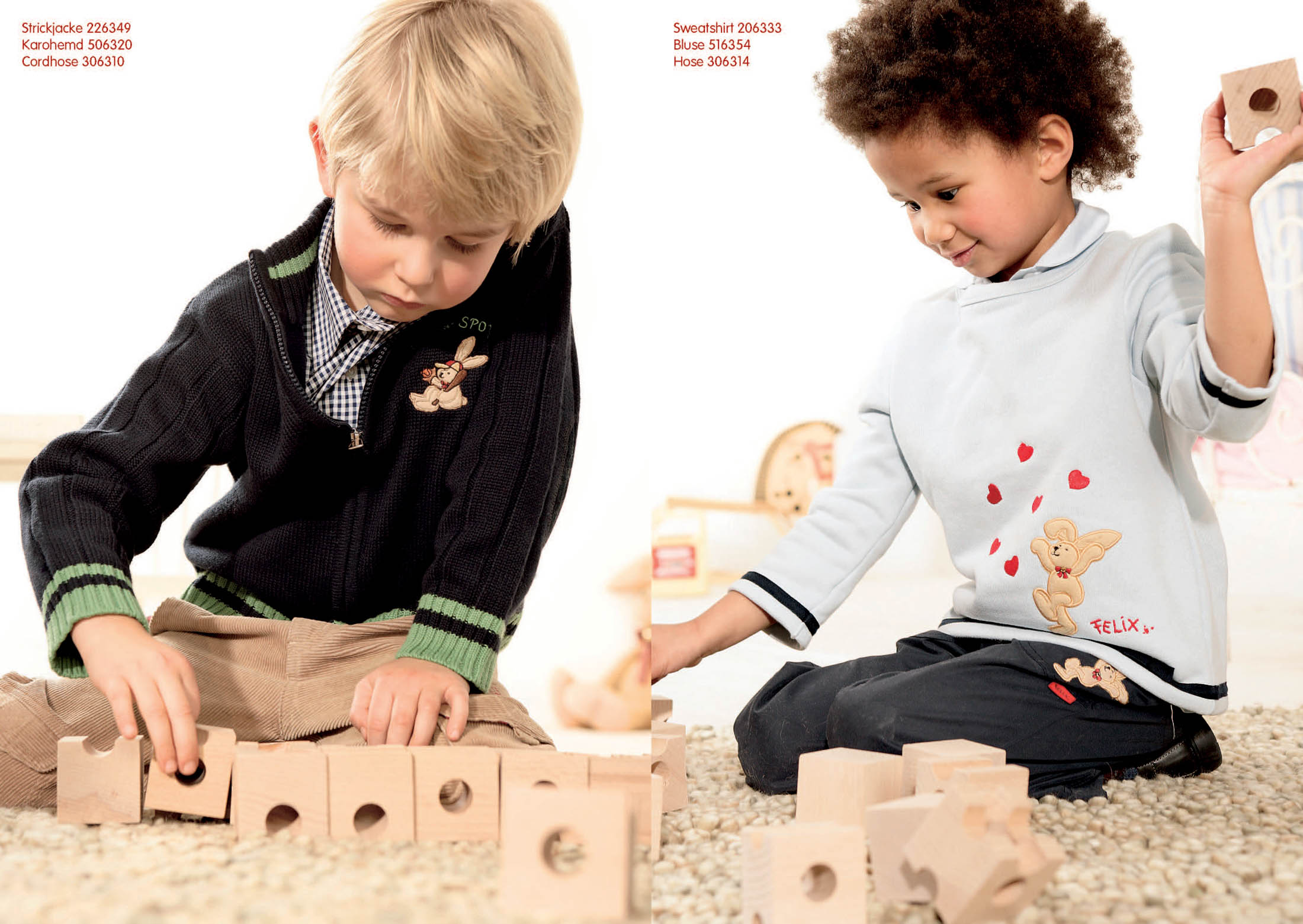 Zwei kleine Kinder, ein Junge und ein Mädchen, spielen mit Holzklötzen auf einem Teppichboden. Der Junge im Pullover baut eine Struktur, während das Mädchen, das ein T-Shirt mit Herzaufdruck trägt, einen Klotz hält. © Fotografie Tomas Rodriguez