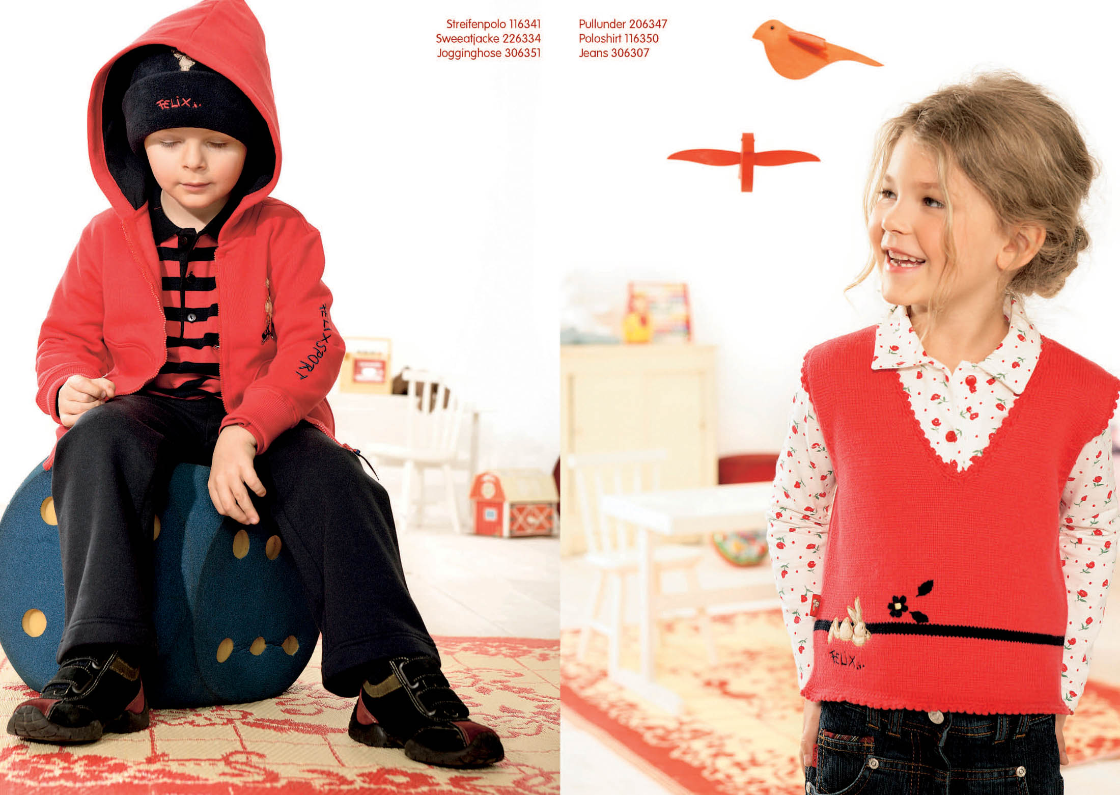 Ein kleiner Junge im Piratenkostüm sitzt auf einem blauen Plüschhocker und ein kleines Mädchen in einem roten Pullover mit Vogelmotiv lächelt verspielt. Im Hintergrund sind ein Spielzeugflugzeug und die Grafik eines roten Vogels zu sehen. © Fotografie Tomas Rodriguez