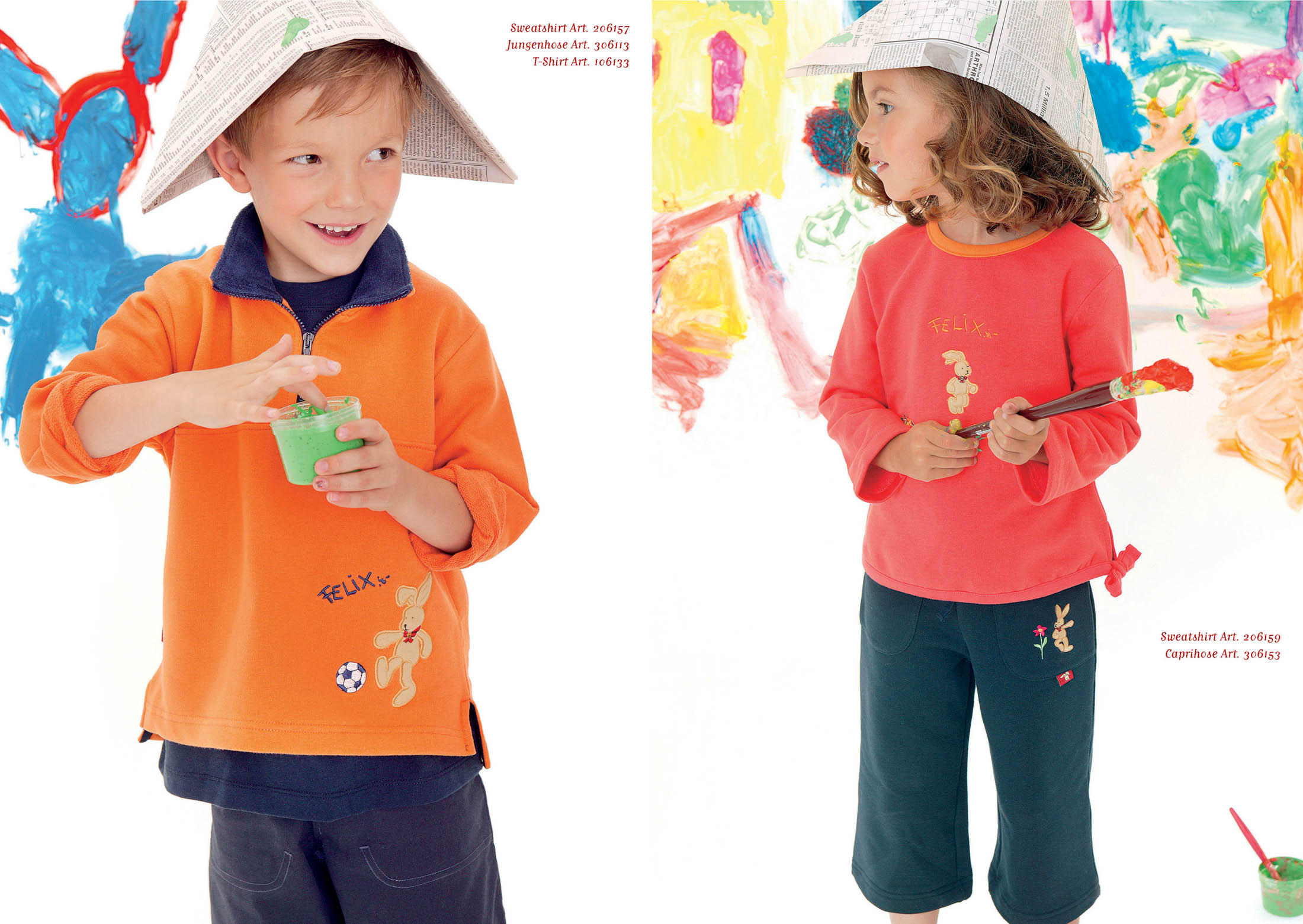 Zwei kleine Kinder in einem farbenfrohen Spielzimmer: Ein Junge in einem blauen Oberteil modelliert einen Papierhut und blickt dabei auf einen grünen Farbbehälter. Ein Mädchen in einem orangefarbenen Oberteil malt auf einer Leinwand und trägt ebenfalls einen Papierhut. © Fotografie Tomas Rodriguez