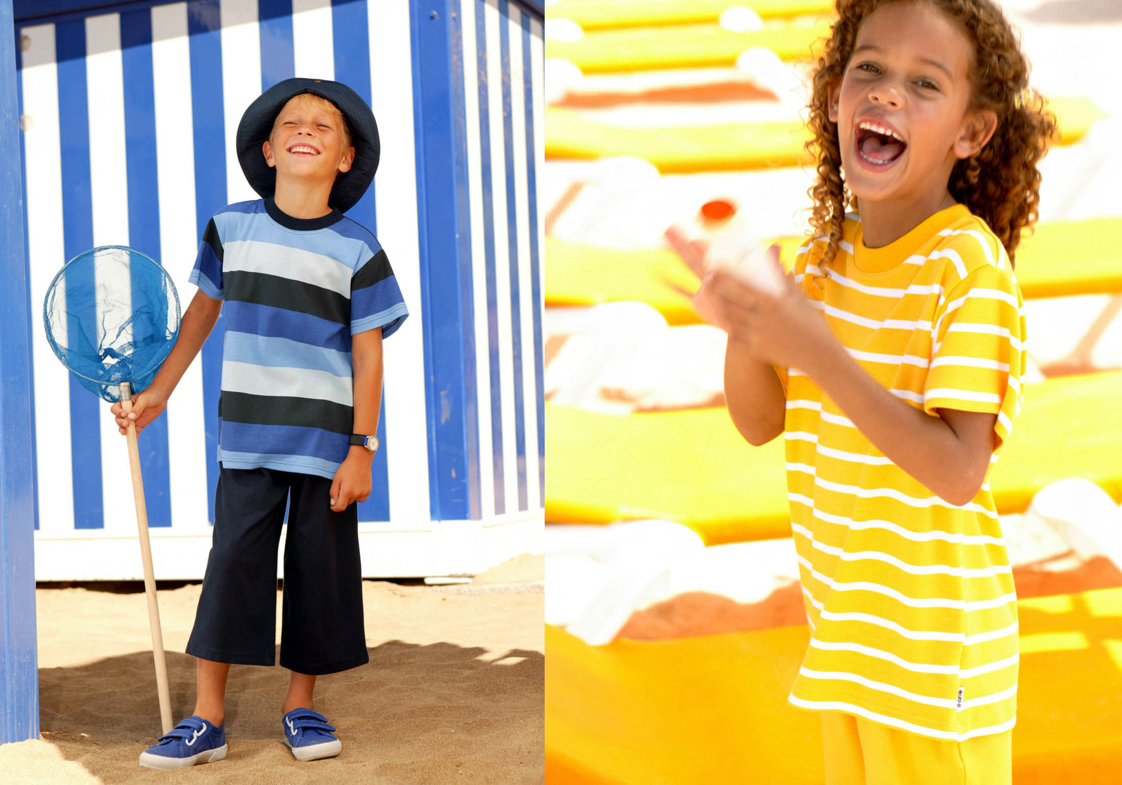 Zwei Kinder genießen einen sonnigen Tag am Strand: Ein lächelnder Junge mit einem blauen Netz in der Hand und ein Mädchen in einem gelb gestreiften Kleid, das in die Hände klatscht. Beide stehen vor bunten Strandhütten. © Fotografie Tomas Rodriguez