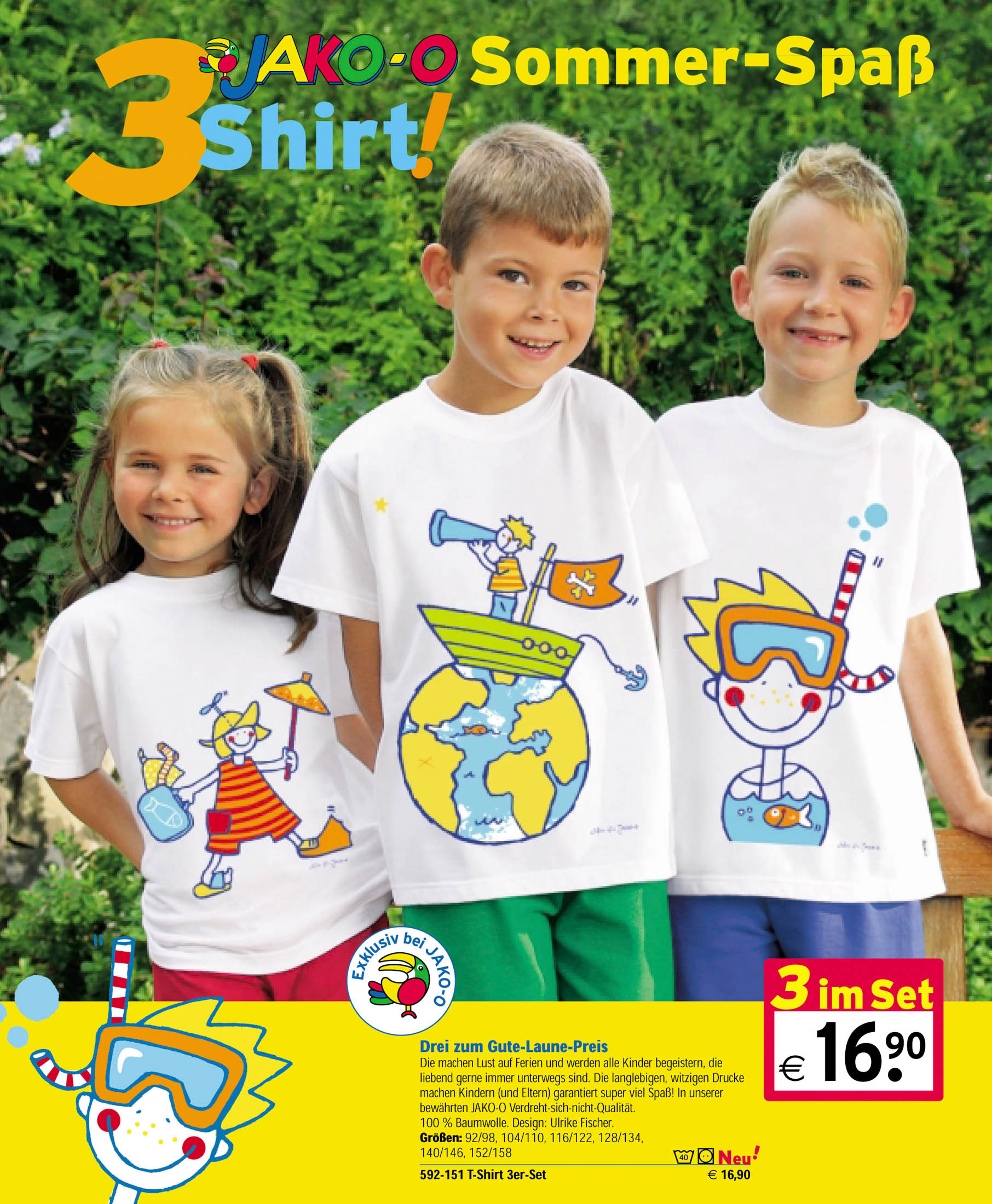 Drei lächelnde Kinder tragen weiße T-Shirts mit bunten Aufdrucken sommerlicher Zeichnungen und stehen im Freien mit grünem Laub im Hintergrund. Text und Preise sind auf Deutsch eingeblendet. © Fotografie Tomas Rodriguez