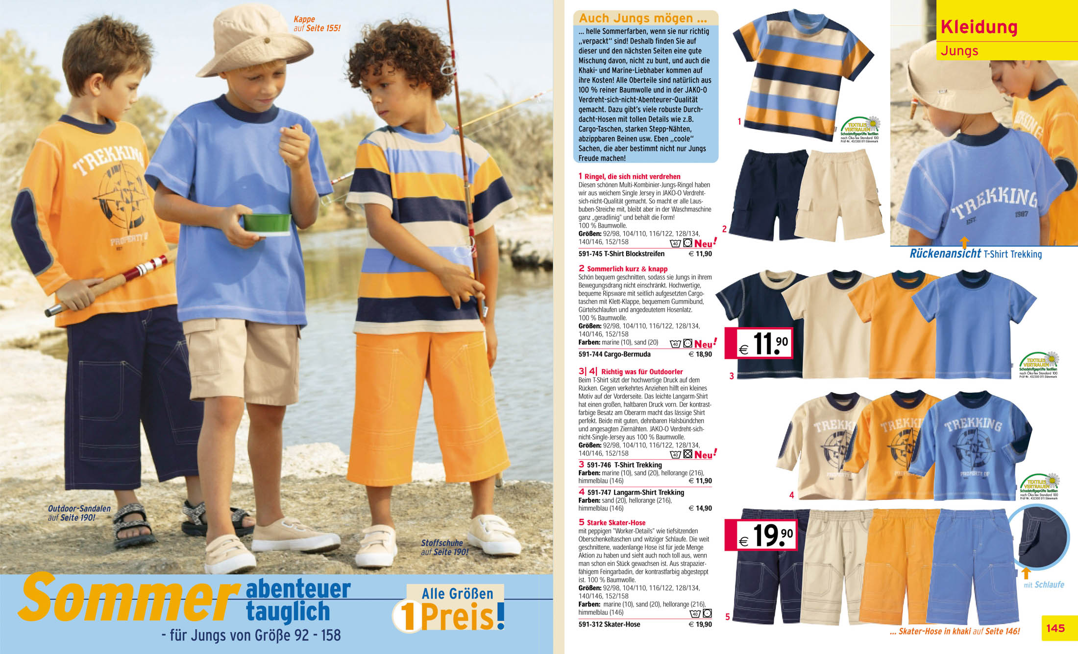 Seite aus einem Bekleidungskatalog mit Sommeroutfits für Jungen, darunter Hemden, Shorts und Hüte. Jungen sind im Freien und interagieren mit einem Mobilgerät, daneben sind Produktbilder mit Preisen und Beschreibungen zu sehen. © Fotografie Tomas Rodriguez