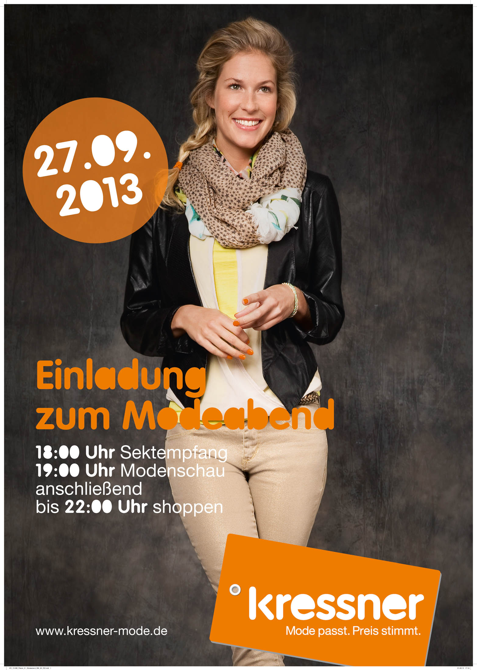 Eine lächelnde Frau in Lederjacke und Schal hält einen Ordner vor dunklem Hintergrund. Der Text lädt zu einem Fashion-Event am 27.09.2013 ein, gibt Uhrzeiten an und zeigt das Logo von Kressner Mode. © Fotografie Tomas Rodriguez