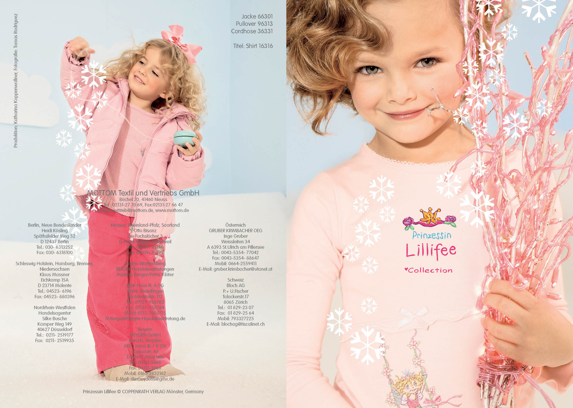 Ein junges Mädchen posiert verspielt in einem rosa Outfit mit einer Katalogseite im Hintergrund. Der Katalog bietet zusätzliche Ansichten und Beschreibungen von Kinderkleidung. © Fotografie Tomas Rodriguez