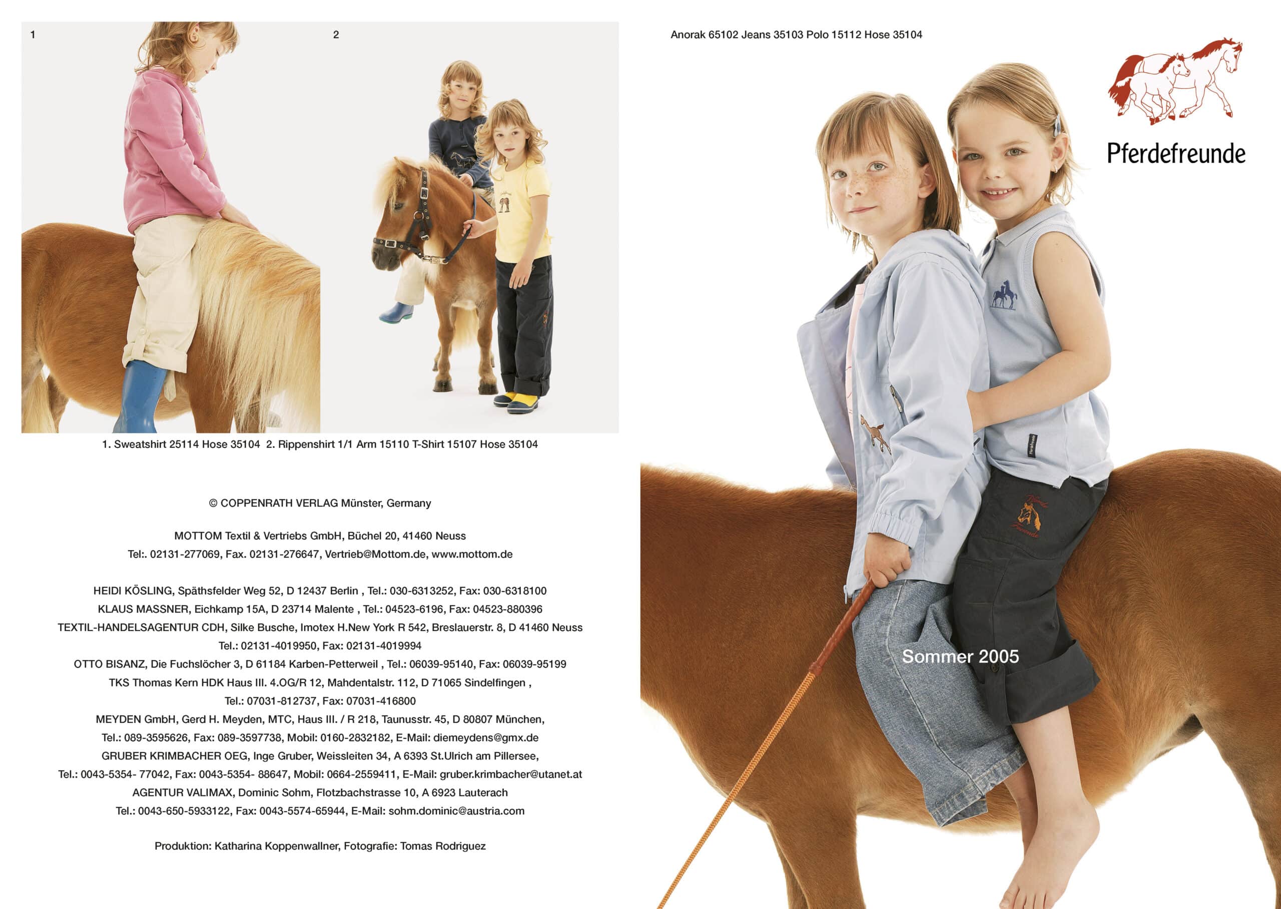 Zwei Werbefotos für einen Kinderbekleidungskatalog. Links: Ein Mädchen streichelt liebevoll ein kleines Pferd, ein kleiner Junge ist dabei. Rechts: Zwei Mädchen posieren Rücken an Rücken, beide tragen ein hellblaues Hemd mit Knopfleiste und Khakihosen. © Fotografie Tomas Rodriguez