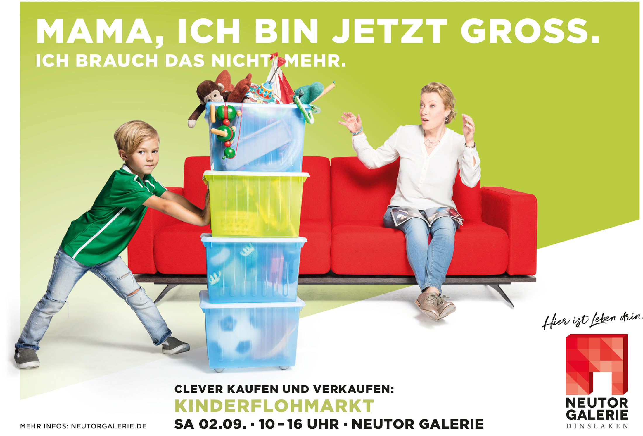 Ein kleiner Junge wirft Spielzeug in eine Tonne neben einer Frau auf einem roten Sofa und symbolisiert damit zu klein gewordene Gegenstände aus der Kindheit. Der Text macht mit Veranstaltungsdetails für einen Kinderflohmarkt in der Neutor Galerie Werbung. © Fotografie Tomas Rodriguez