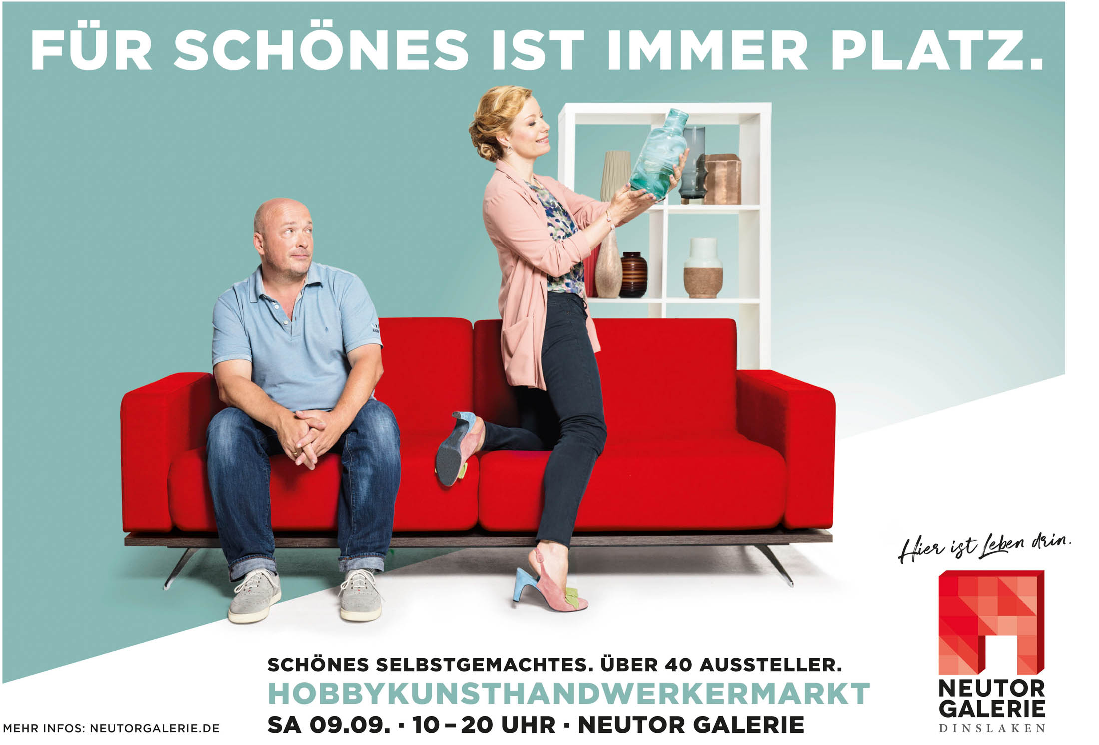 Anzeige, die einen Mann und eine Frau zeigt, die auf einem roten Sofa sitzen, wobei die Frau ein großes Glasgefäß mit einem Schiffsmodell hält. Der Text macht Werbung für einen Hobby-Kunstmarkt in der Neutor Galerie.
. © Fotografie Tomas Rodriguez