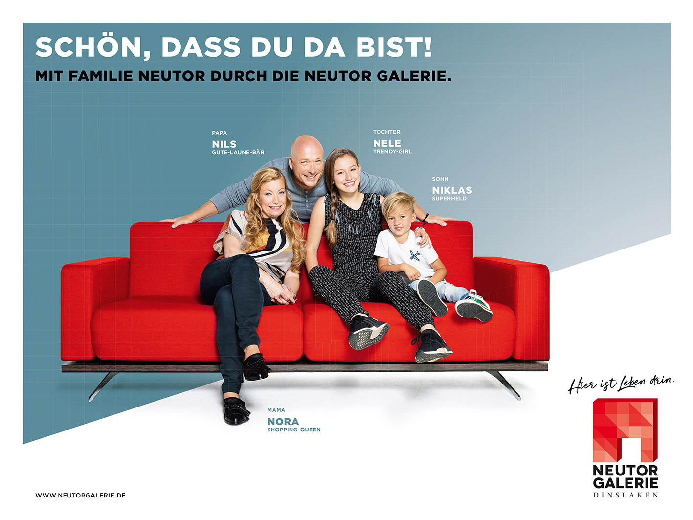 Eine vierköpfige Familie sitzt lächelnd und eng beieinander auf einem leuchtend roten Sofa. Zwei Erwachsene und zwei Kinder, von denen eines einen Teddybär hält, in einer entspannten, fröhlichen Pose mit einer Textüberlagerung in deutscher Sprache, die für die Neutor Galerie wirbt. © Fotografie Tomas Rodriguez