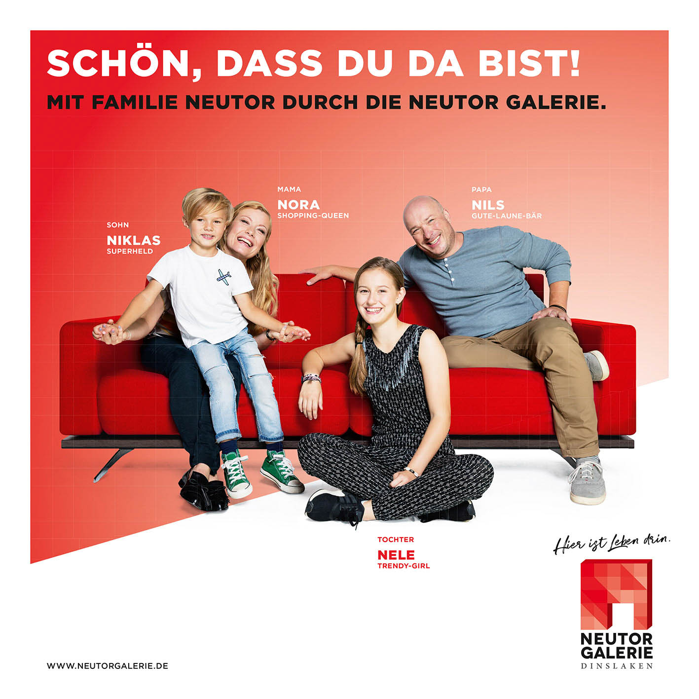 Eine fünfköpfige Familie lächelt fröhlich auf einem roten Sofa mit Werbetext. Sie haben verspielte Posen eingenommen: ein Mann, eine Frau, zwei kleine Mädchen und ein Junge in einer hellen, modernen Umgebung. © Fotografie Tomas Rodriguez
