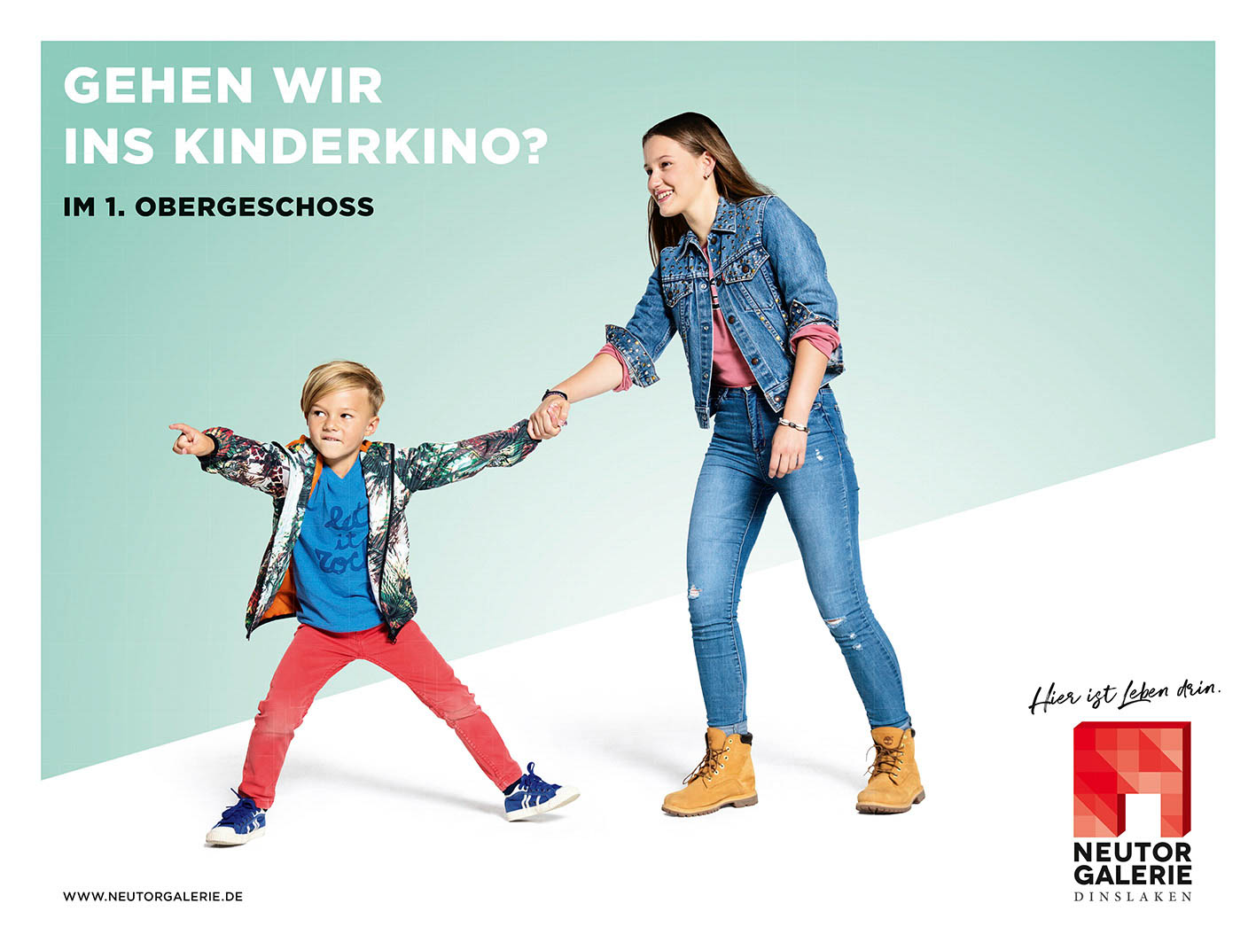 Eine Frau und ein kleiner Junge laufen fröhlich Hand in Hand über einen weißen Hintergrund, beide in trendigen Outfits gekleidet, und machen Werbung für eine Veranstaltung in der Neutor Galerie Dinslaken. Der deutsche Text lädt zum Kinderkino ein. © Fotografie Tomas Rodriguez