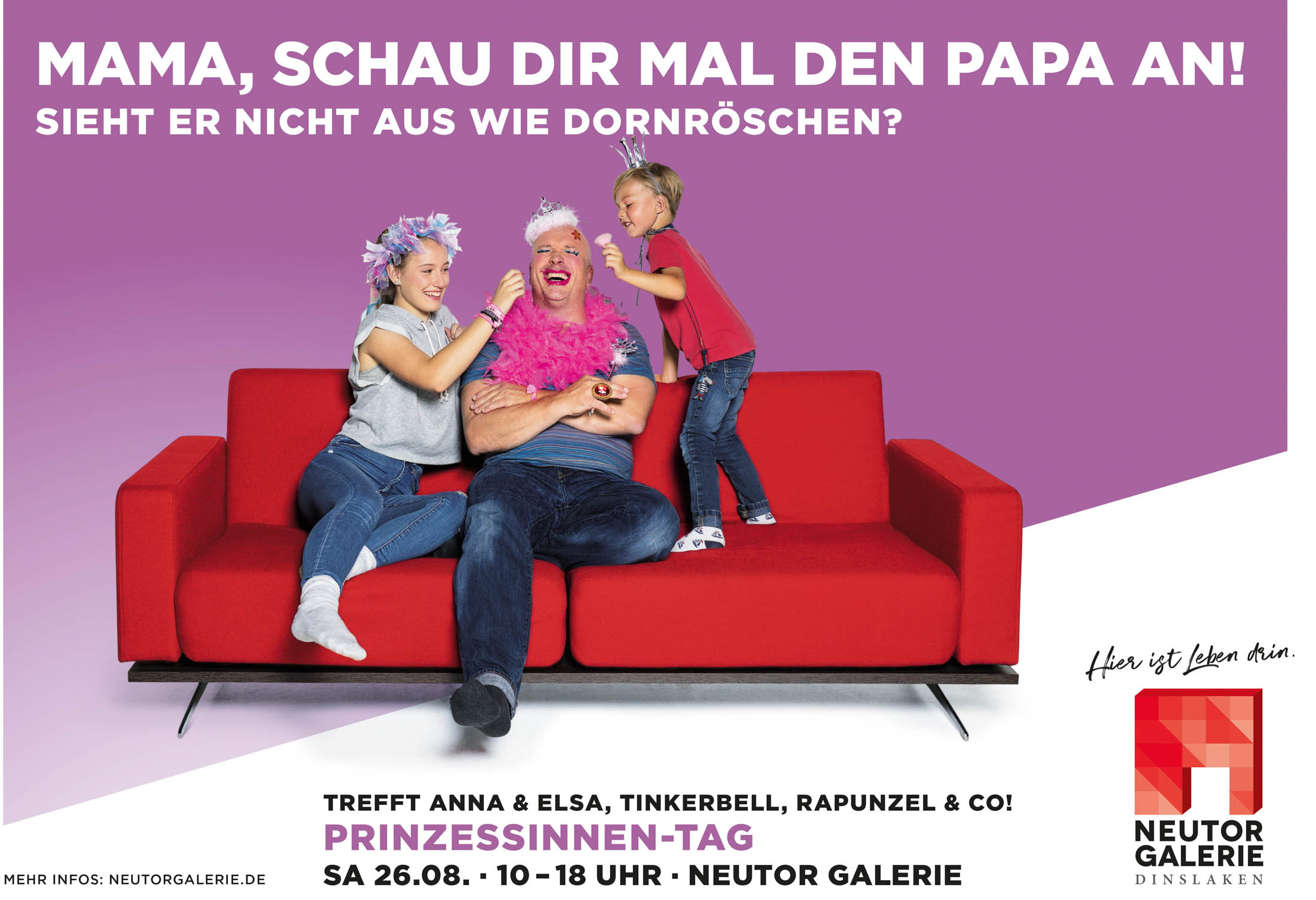 Eine fröhliche Szene mit einem Mann, der eine rosa Tiara und einen Federboa trägt und auf einem roten Sofa spielerisch von zwei jungen Mädchen mit Tiaras geschmückt wird. Der Text erinnert an eine Event-Werbung mit Prinzessinnen-Thema. © Fotografie Tomas Rodriguez