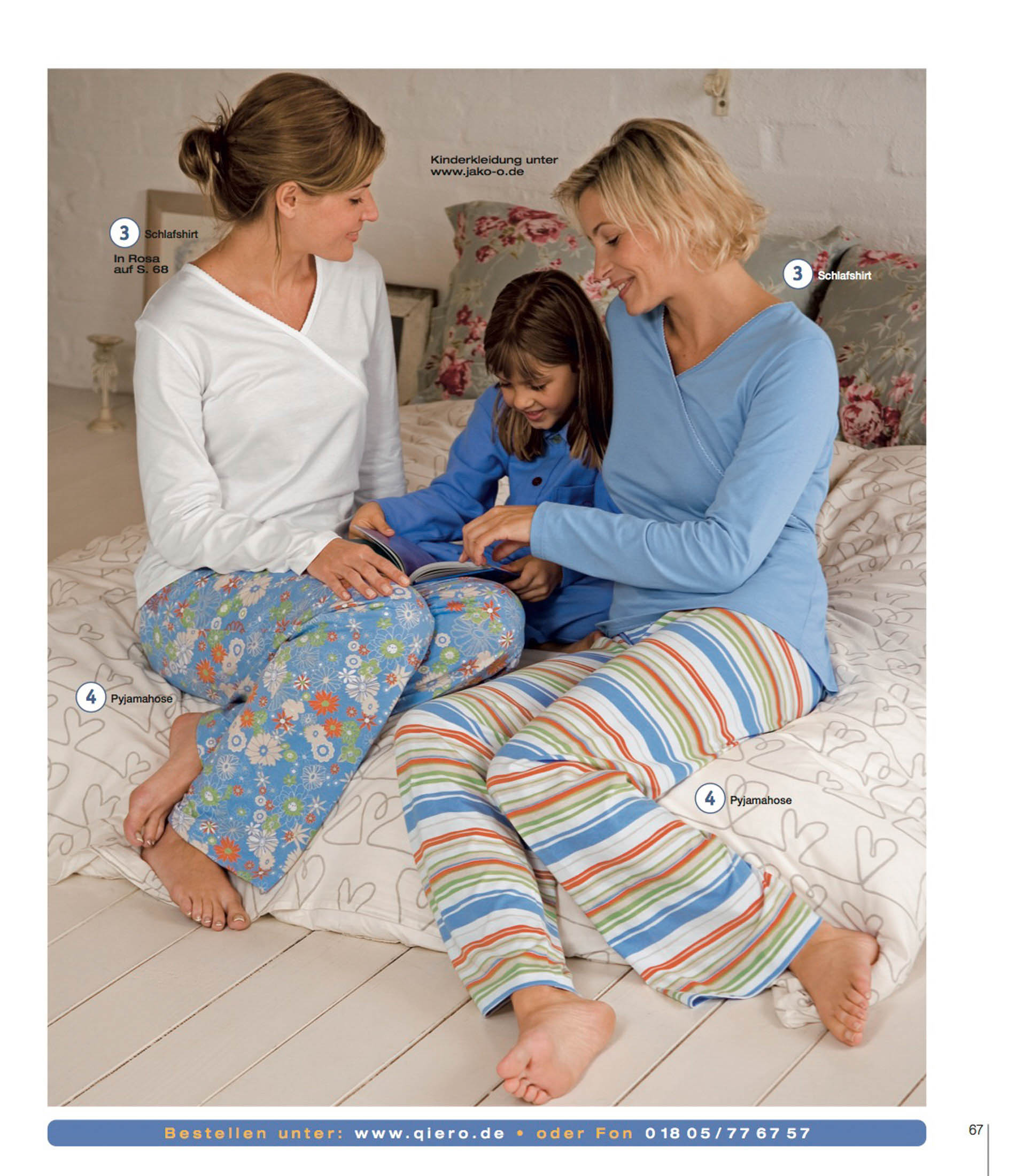 Drei Menschen im Pyjama sitzen auf einem Bett, die mittlere Person hält ein Buch, und interagieren fröhlich in einer Schlafzimmerumgebung. Zwei Erwachsene und ein Kind strahlen eine warme, familiäre Atmosphäre aus. © Fotografie Tomas Rodriguez