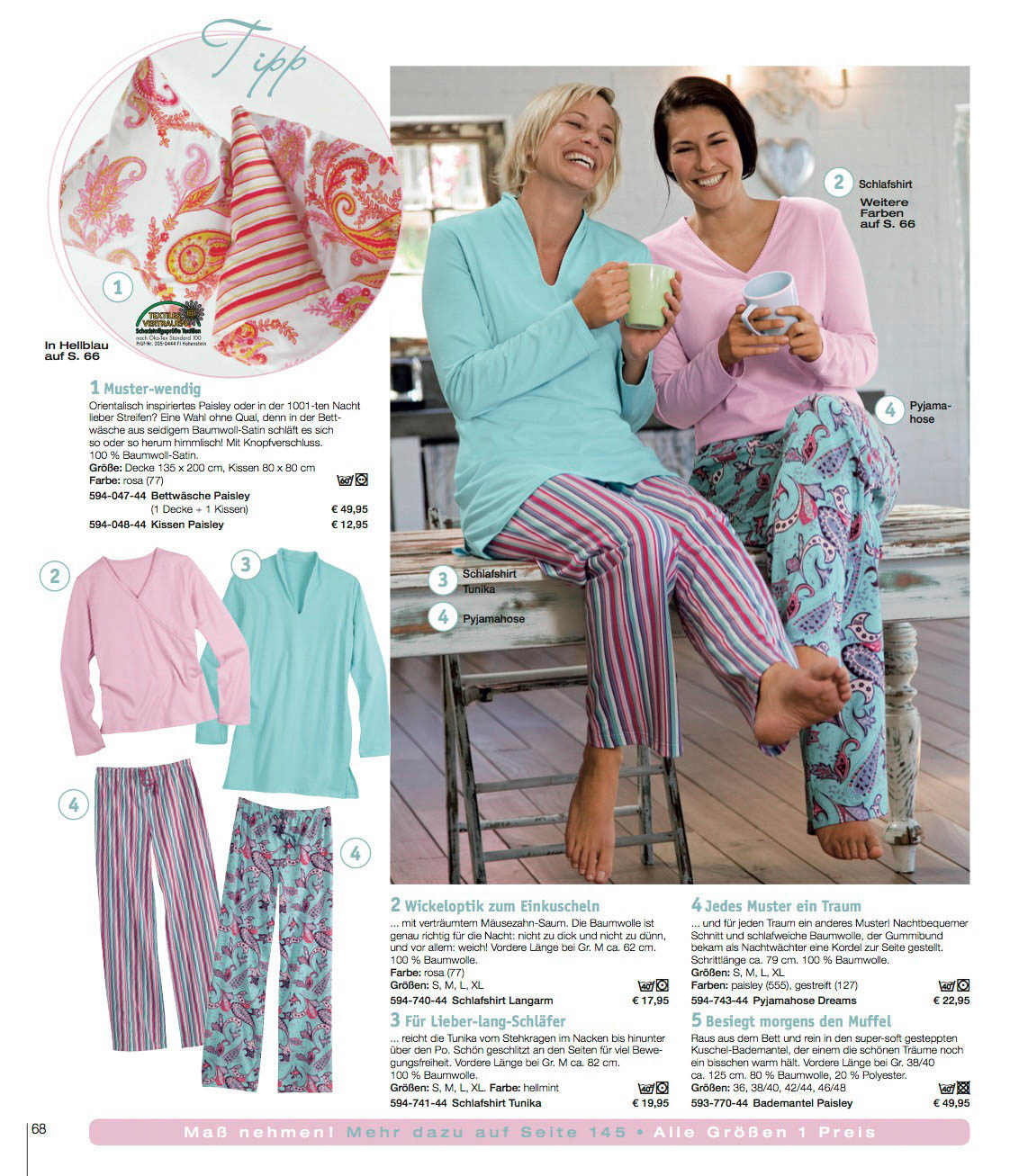 Zwei Frauen trinken fröhlich Tee auf einer Veranda und tragen bequeme Pyjamas in Pastellfarben. Auf einer Katalogseite werden Pyjamas in verschiedenen Stilen mit Beschreibungen und Preisen angezeigt. © Fotografie Tomas Rodriguez