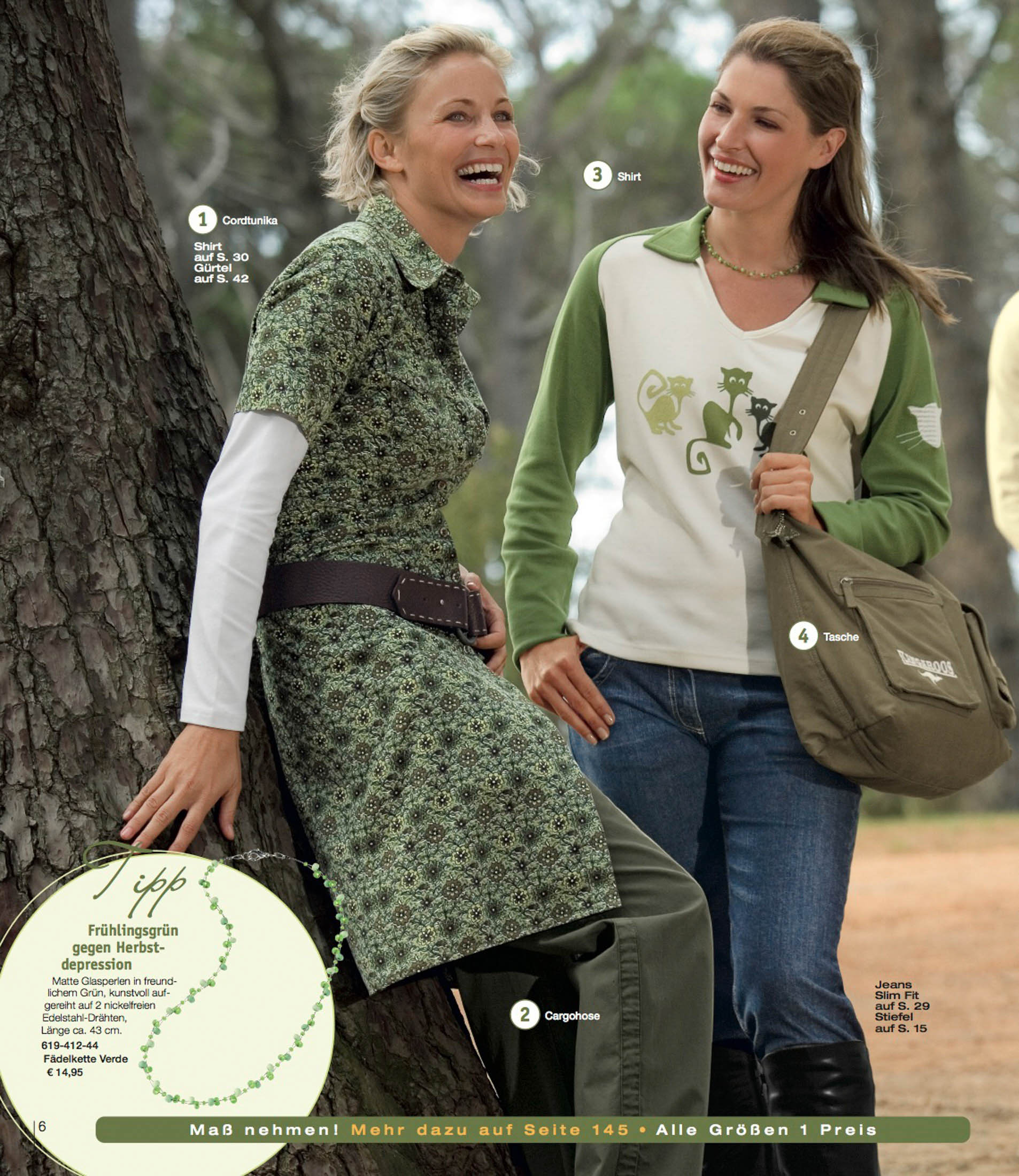 Zwei Frauen, eine Blondine und eine Brünette, lachen zusammen, während sie in einer Parklandschaft an einem Baum lehnen und legere Frühlingskleidung tragen. Die Blondine trägt ein geblümtes Kleid, die Brünette ein grünes Oberteil und eine Jacke. © Fotografie Tomas Rodriguez