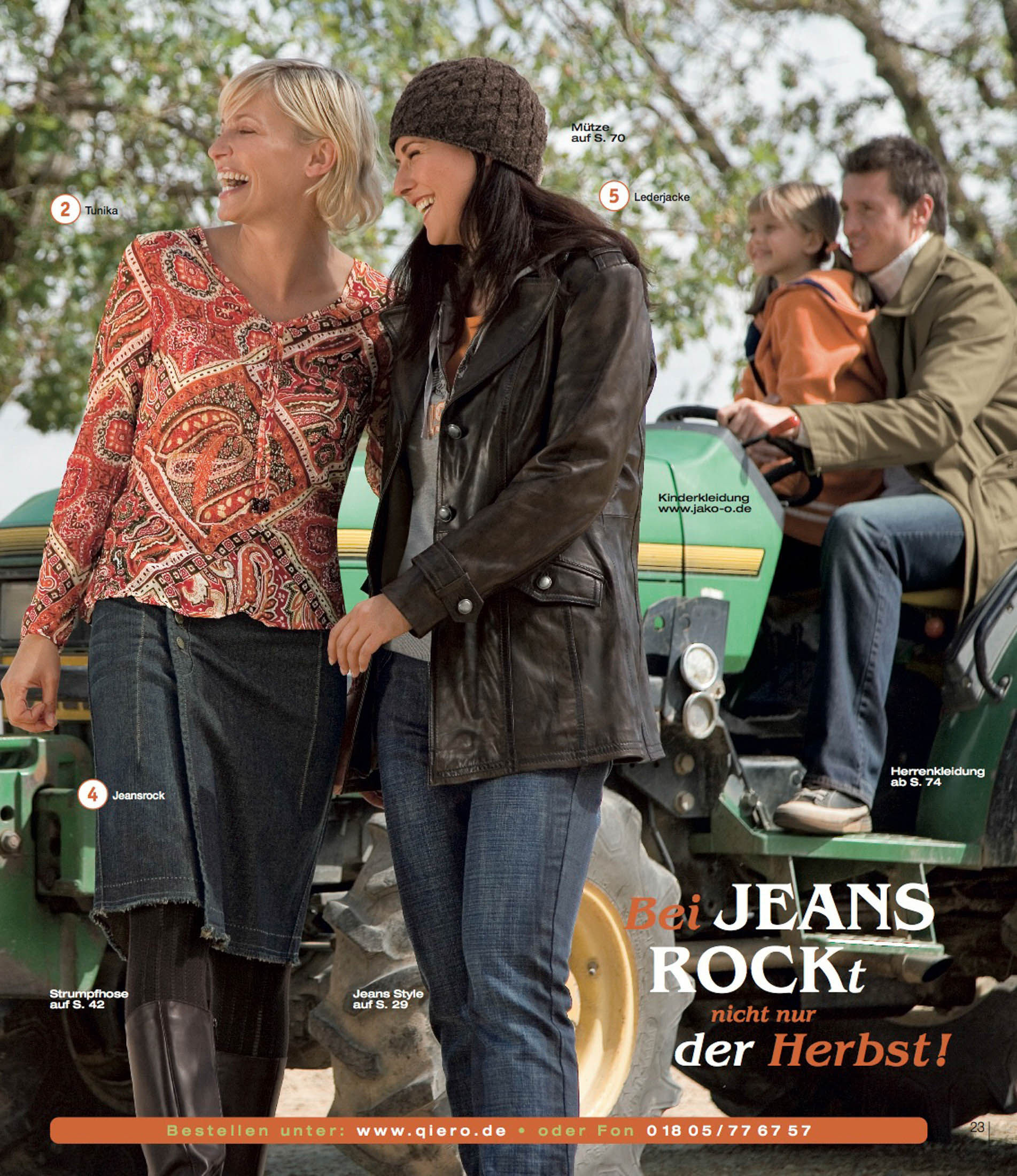 Zwei Frauen, eine trägt ein Paisley-Shirt und Jeans, die andere eine Lederjacke und eine Beanie-Mütze, lachen zusammen neben einem grünen Traktor. Im Hintergrund stehen ein Mann und zwei Kinder, ebenfalls neben dem Traktor. © Fotografie Tomas Rodriguez