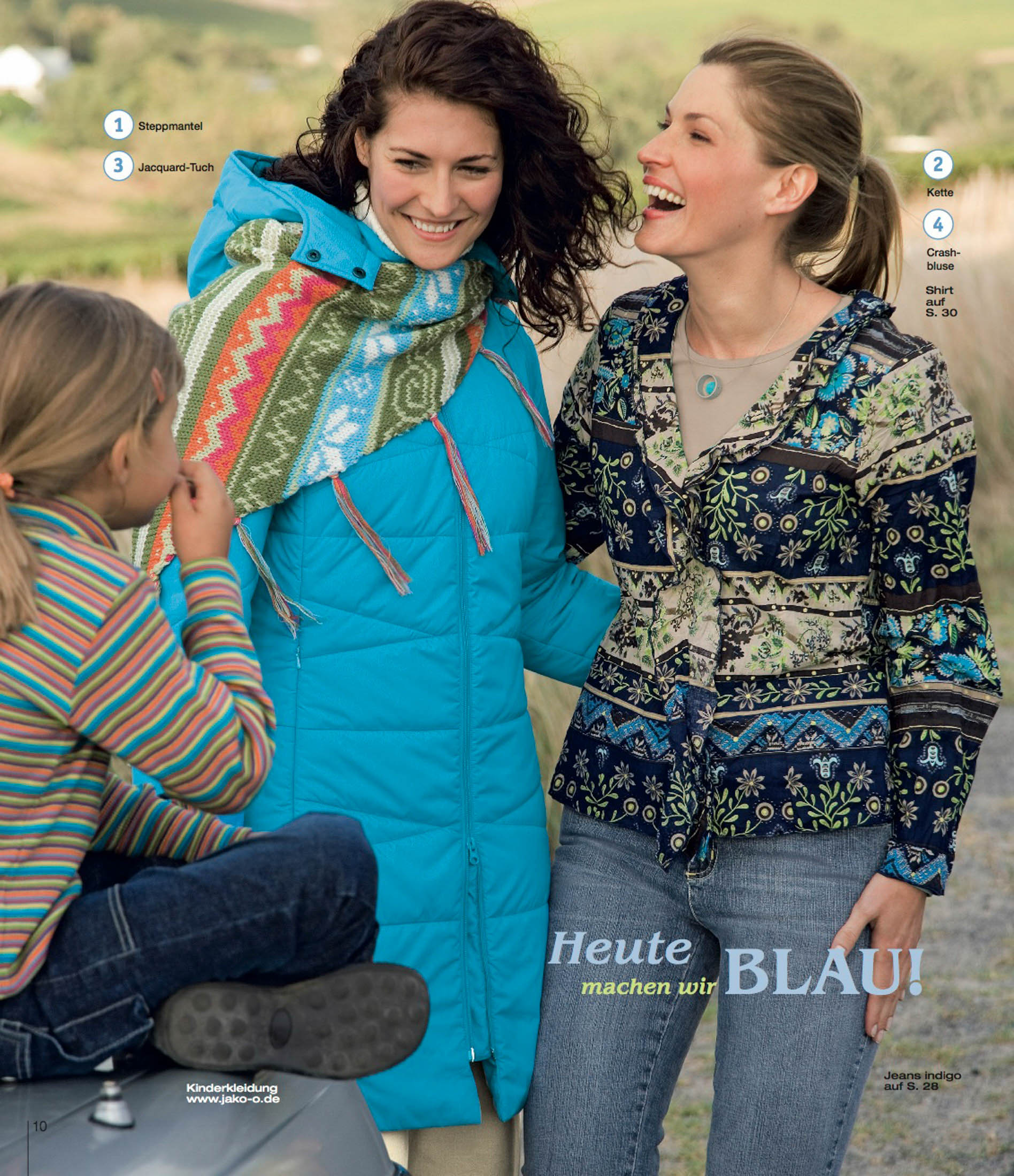 Zwei Frauen und ein junges Mädchen lächeln im Freien und genießen einen gemeinsamen Augenblick. Eine Frau trägt einen blauen Mantel und Schal, die andere eine gemusterte Jacke. Der Text auf dem Bild weist auf ein Thema über die Farbe Blau hin. © Fotografie Tomas Rodriguez