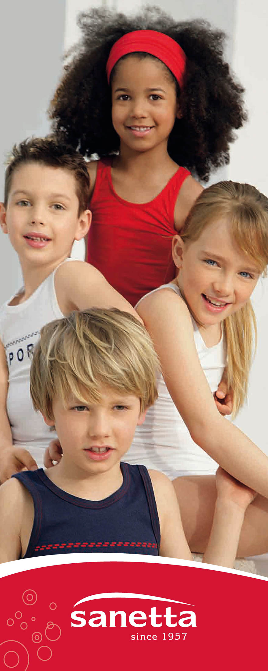 Fünf Kinder in lässiger Sportkleidung lächeln und posieren zusammen, darunter ein rotes Markenlogo. © Fotografie Tomas Rodriguez