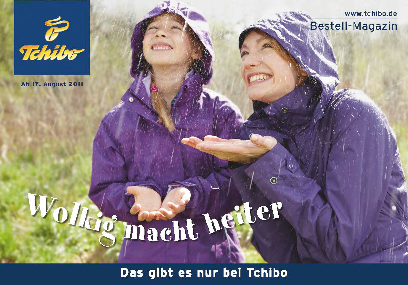 Ein fröhliches junges Mädchen und eine ältere Frau in passenden lila Regenmänteln genießen den Regen und fangen mit ihren Händen Wassertropfen auf, vor dem Hintergrund des Tchibo-Logos und eines Werbetextes. © Fotografie Tomas Rodriguez