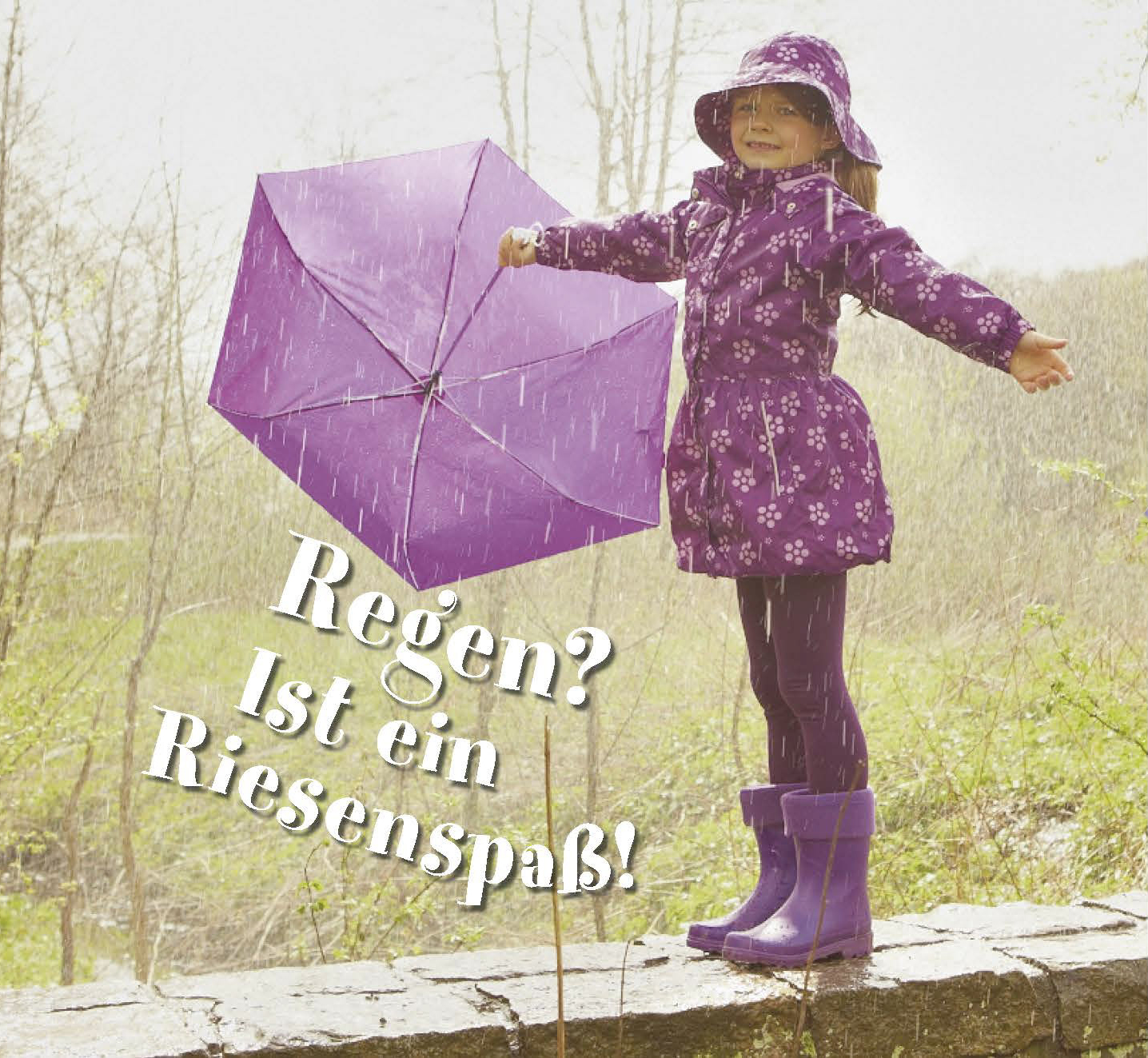 Ein junges Mädchen in lila Regenmantel und Stiefeln hält freudig einen Regenschirm in den Regen und streckt den Arm aus, um die Tropfen zu spüren. Dazu die Überschrift „Regen? ist ein Riesenspaß!“. © Fotografie Tomas Rodriguez