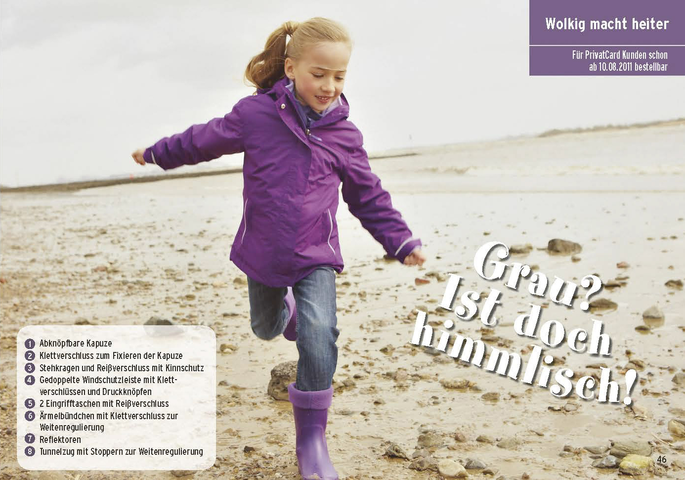 Ein junges Mädchen in lila Jacke und Jeans hüpft fröhlich an einem Sandstrand entlang, mit unscharfem Küstenhintergrund und verstreuten Steinen. Text- und Preisschild-Overlay auf Deutsch. © Fotografie Tomas Rodriguez