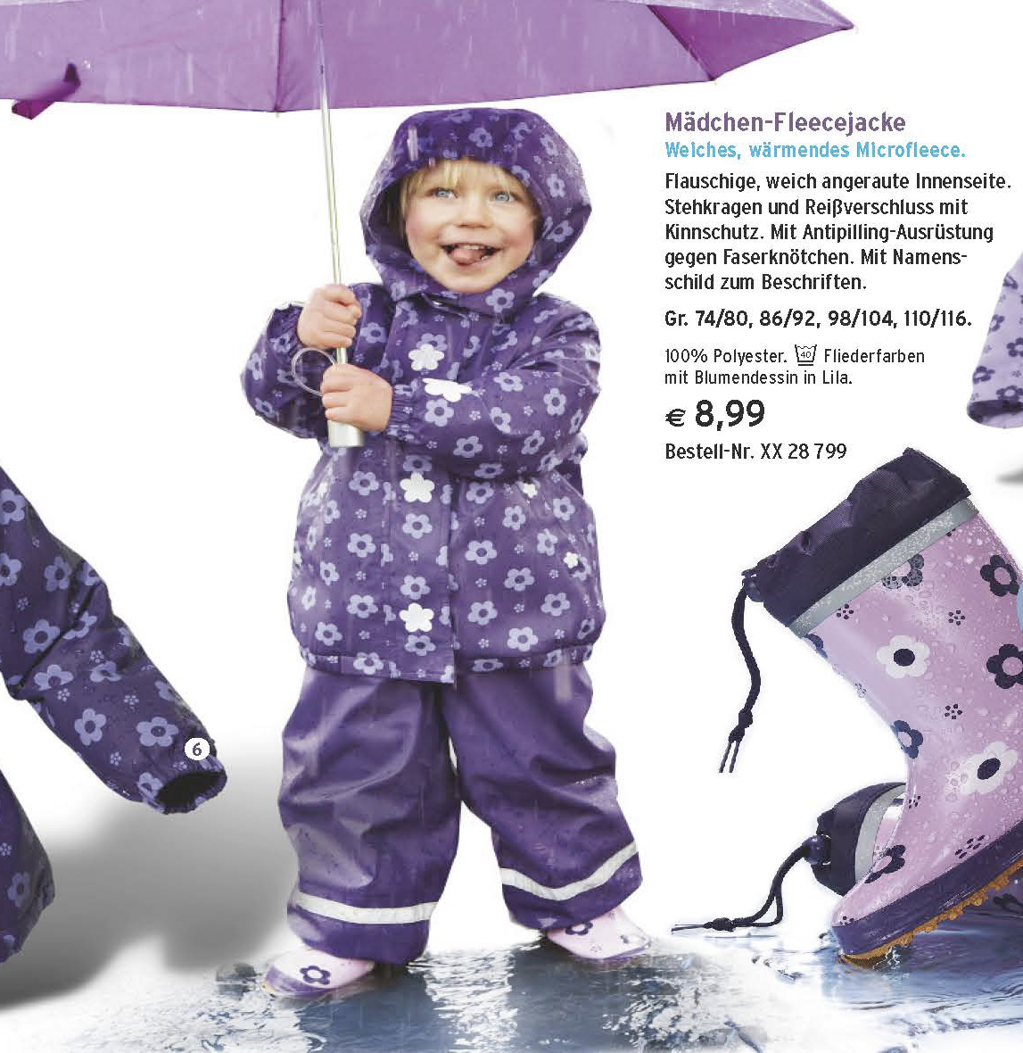 Ein kleines Kind in einem lila gemusterten Regenmantel und einem passenden Regenschirm lächelt fröhlich. Der Text enthält Produktdetails und Preise für verschiedene Outdoor-Kleidungsstücke für Kinder. © Fotografie Tomas Rodriguez