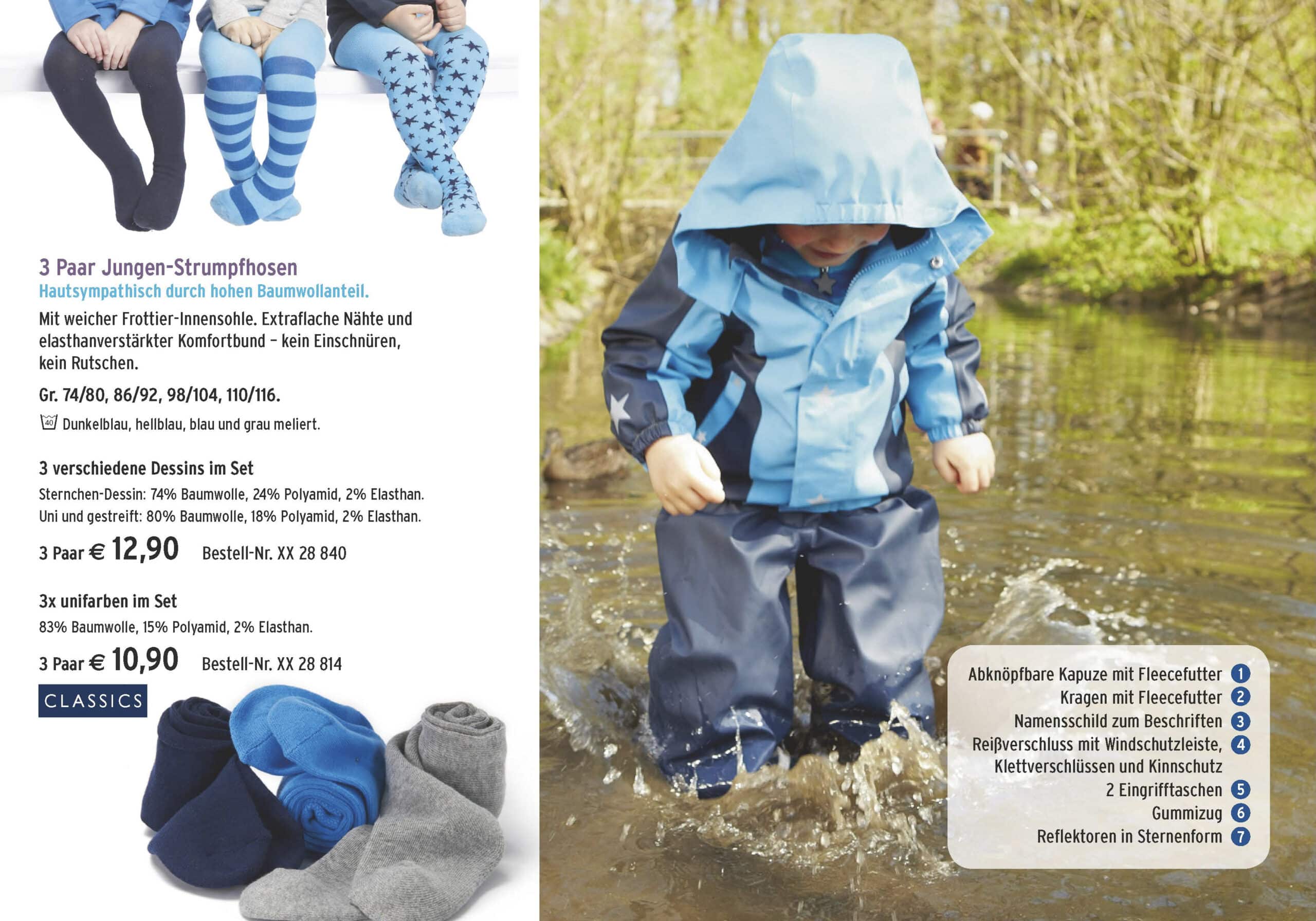 Ein kleines Kind trägt einen blauen Regenmantel mit hochgeklappter Kapuze, hockt auf einer nassen Oberfläche und planscht in einer kleinen Wasserpfütze. Links ist eine Werbung für Kinderbeinbekleidung zu sehen. © Fotografie Tomas Rodriguez