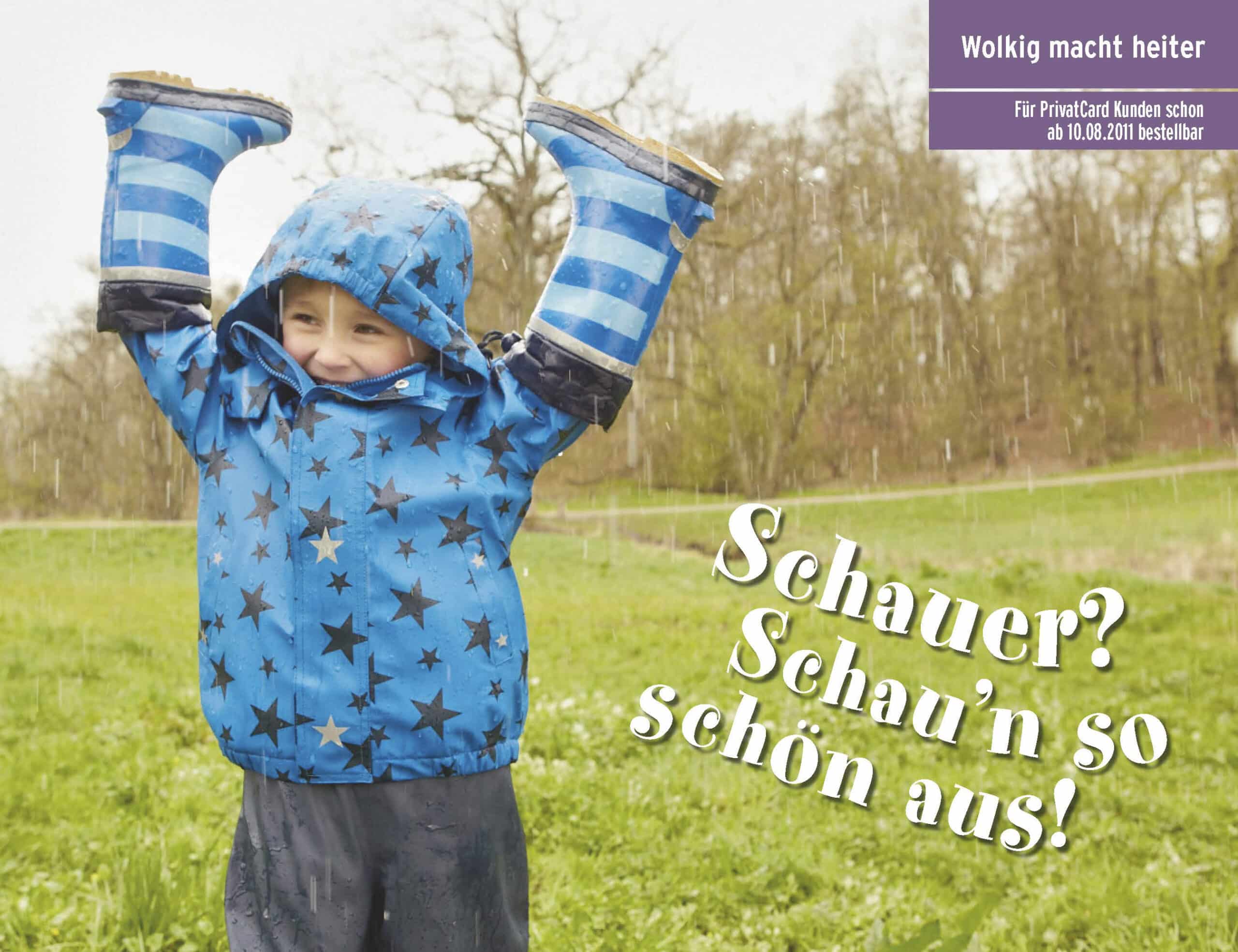 Ein fröhliches Kind in einem blauen Regenmantel und Stiefeln mit Sternenmuster streckt vor einem üppigen grünen Hintergrund triumphierend die Arme in den Regen. Der darübergelegte deutsche Text suggeriert eine spielerische Einstellung gegenüber Regenwetter. © Fotografie Tomas Rodriguez