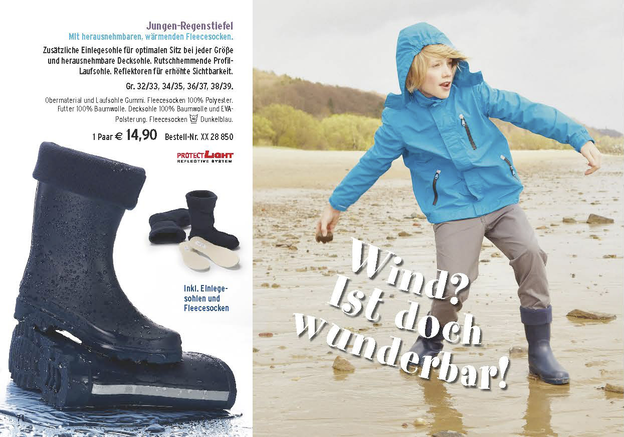 Ein Kind spielt fröhlich in einer Schlammpfütze. Es ist mit Regenmantel und Stiefeln bekleidet. Auf der rechten Seite steht der Text „Wind? Ist doch wunderbar!“ und auf der linken Seite eine Anzeige für Kindergummistiefel. © Fotografie Tomas Rodriguez