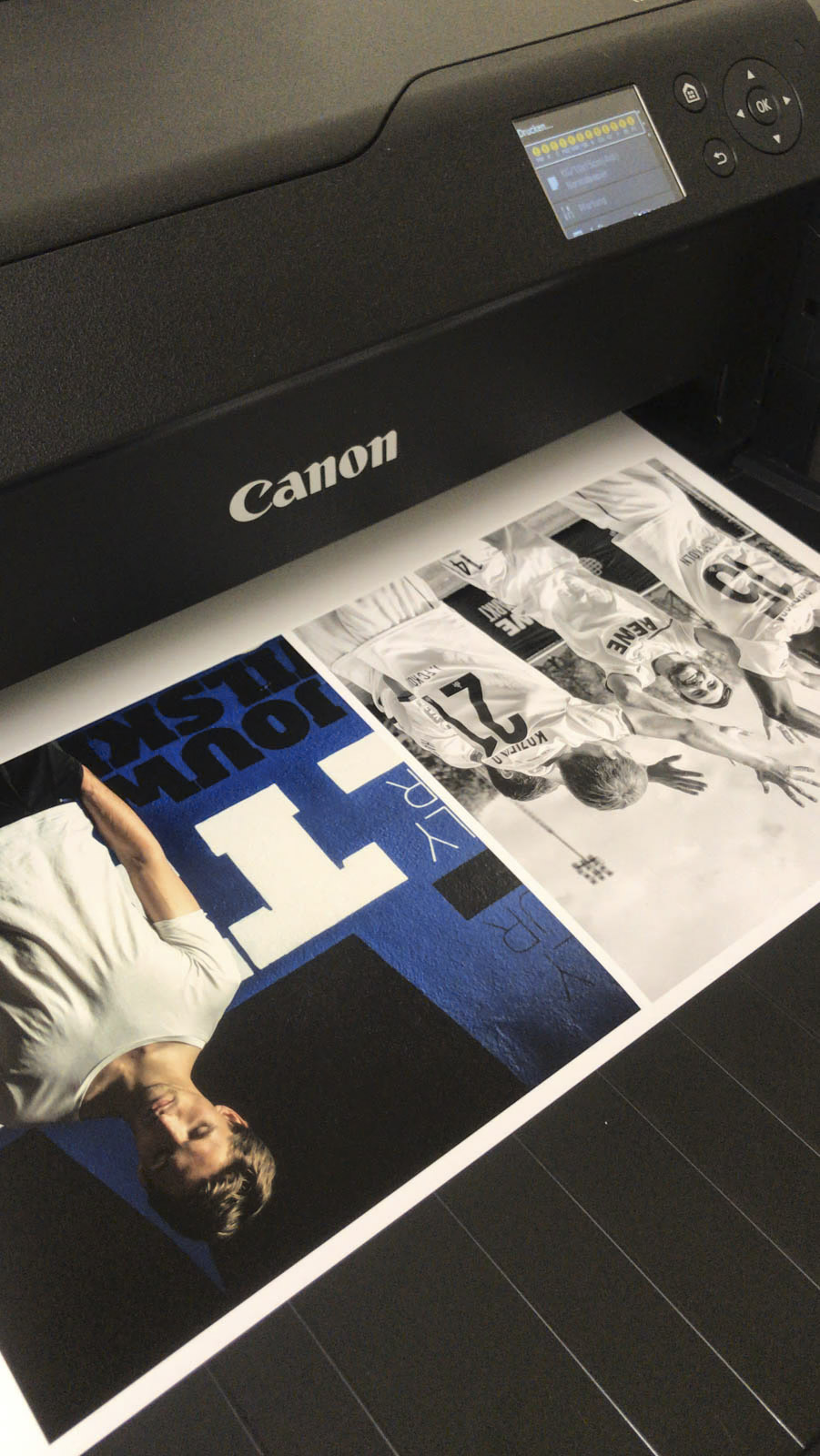 Ein Canon-Drucker druckt zwei Fotos: Die linke Seite zeigt eine farbenfrohe Nahaufnahme einer Person in einem weißen Hemd vor einem blauen Hintergrund und die rechte Seite zeigt ein Schwarzweißbild jubelnder Sportler. © Fotografie Tomas Rodriguez