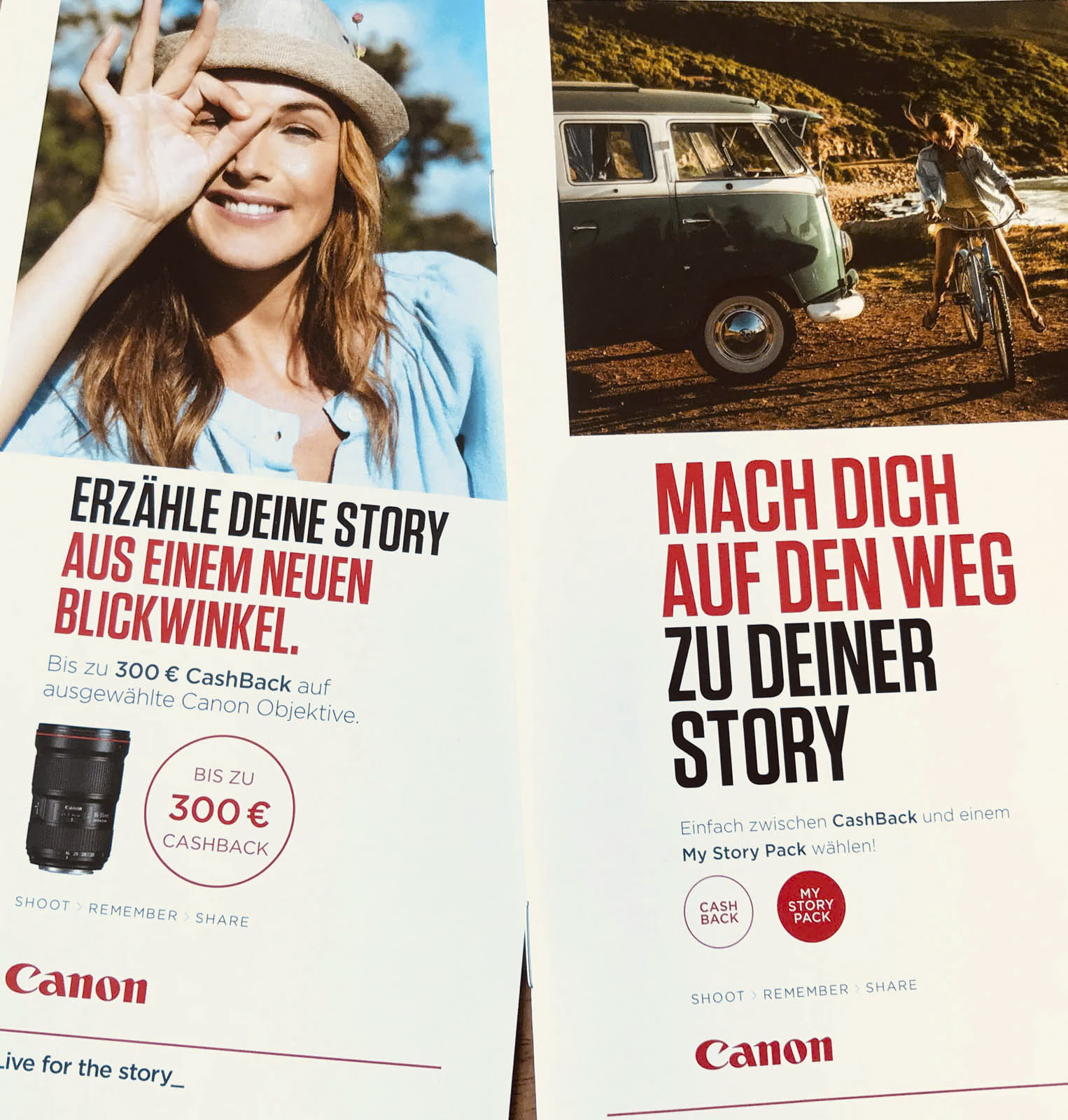 Zwei Werbebroschüren von Canon, eine zeigt eine lächelnde Frau mit Hut, die andere eine Person, die neben einem grünen Lieferwagen Fahrrad fährt. Die Texte sind auf Deutsch, heben Cashback-Angebote hervor und regen zum Geschichtenerzählen anhand von Canon-Produkten an. Das Canon-Logo befindet sich unten. © Fotografie Tomas Rodriguez