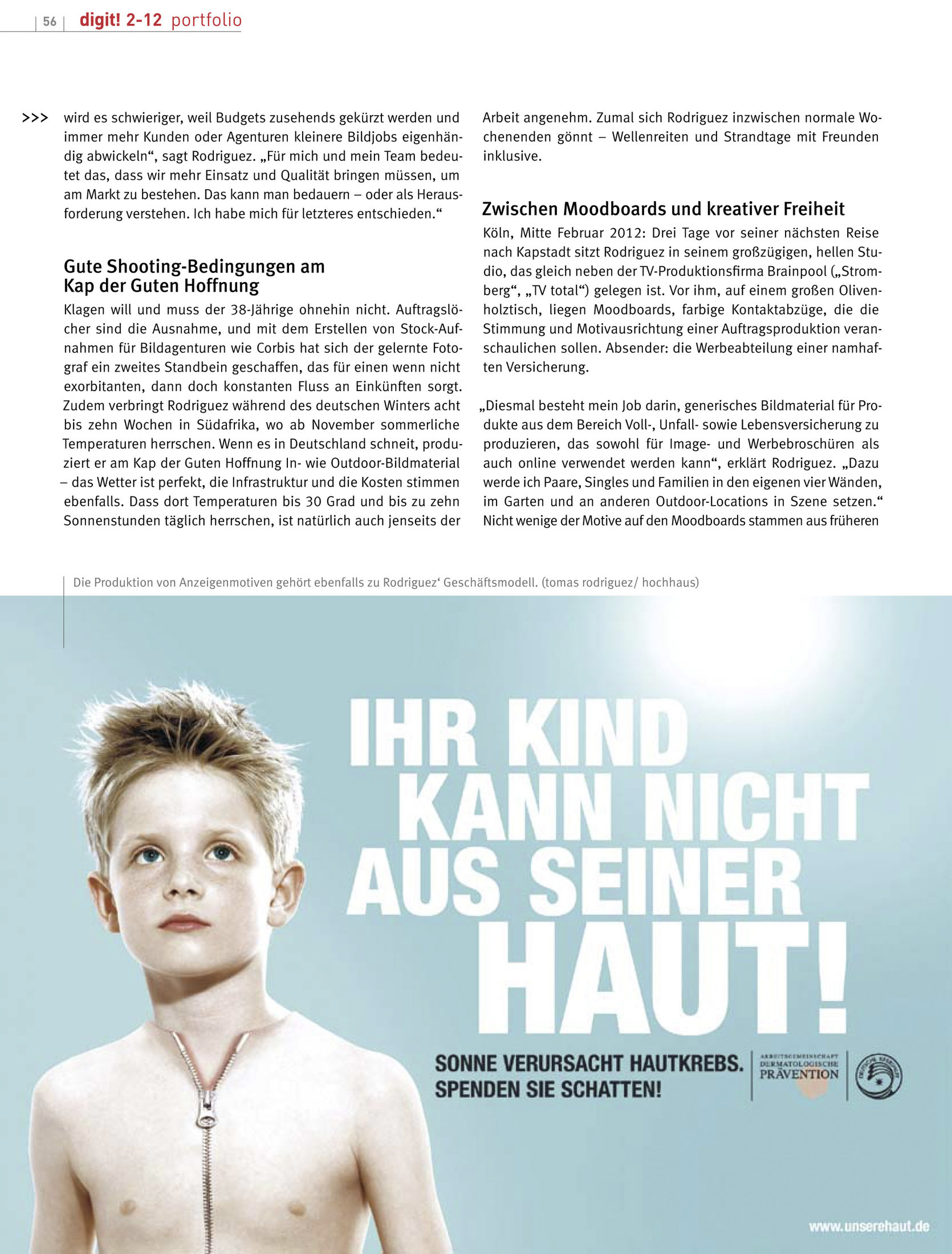 Ein Mann steht am Strand, blickt in die Kamera, inmitten der tosenden Meereswellen. Er trägt Freizeitkleidung und hält eine große Kamera mit aufgesetztem Objektiv in der Hand. Hinter ihm ist der blaue Himmel leicht bewölkt und im Hintergrund zeichnet sich eine Bergkette ab. Über das Bild ist ein deutscher Text gelegt. © Fotografie Tomas Rodriguez